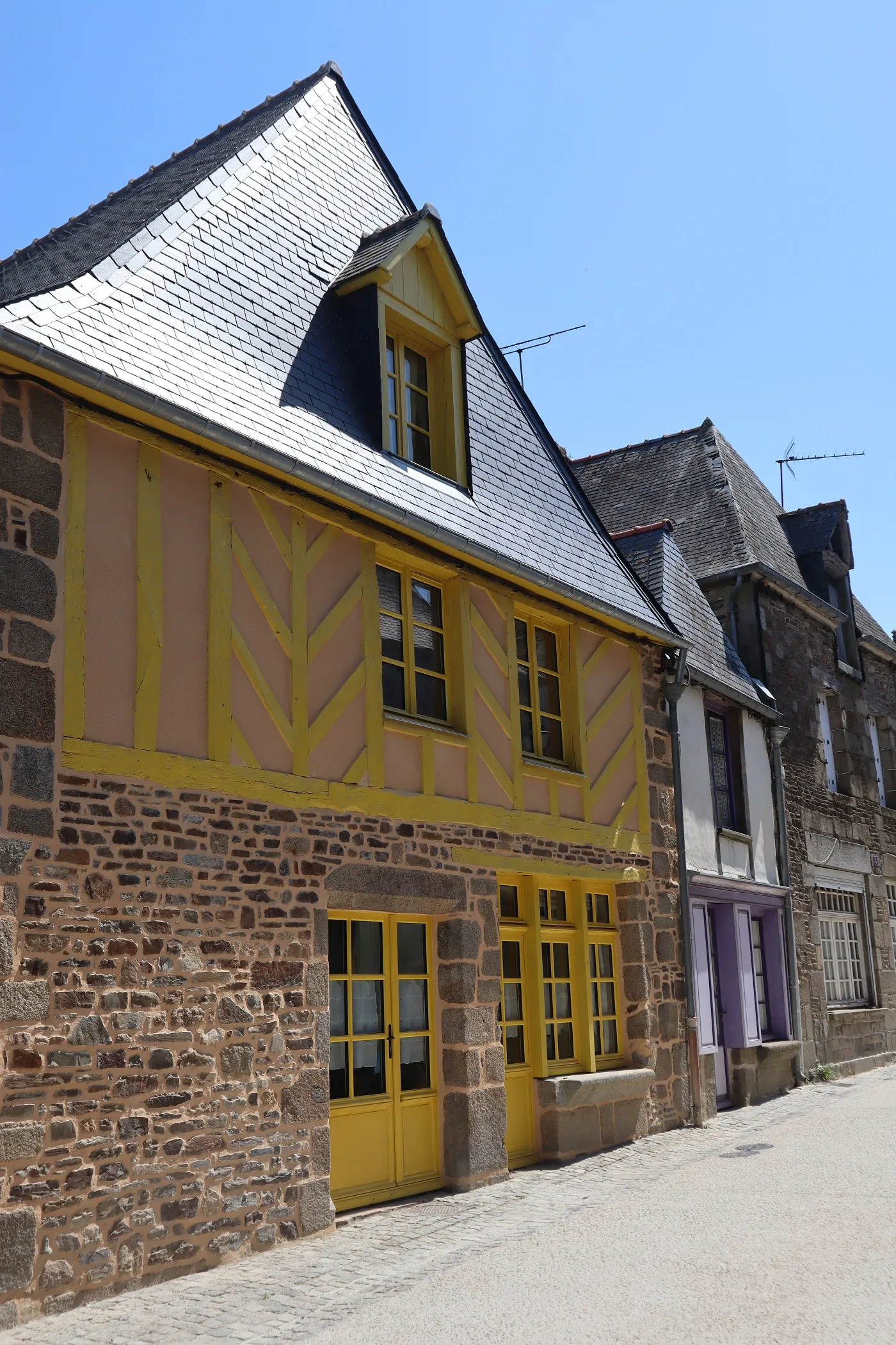 Photo showing: Maison sise 1 Rue de l'église, commune de Bazouges-la-Pérouse (35).