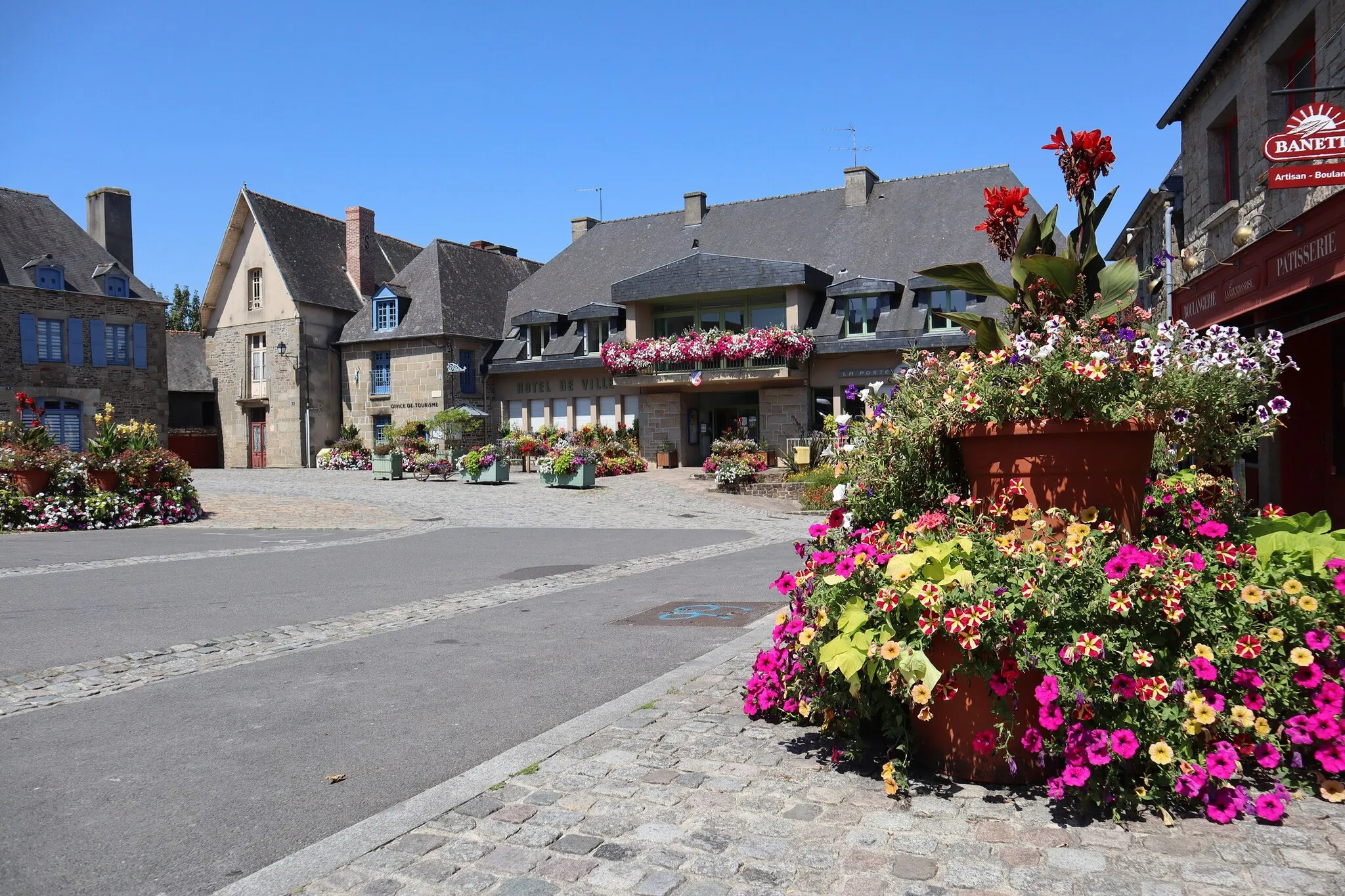 Photo showing: Mairie de Bazouges-la-Pérouse (35).