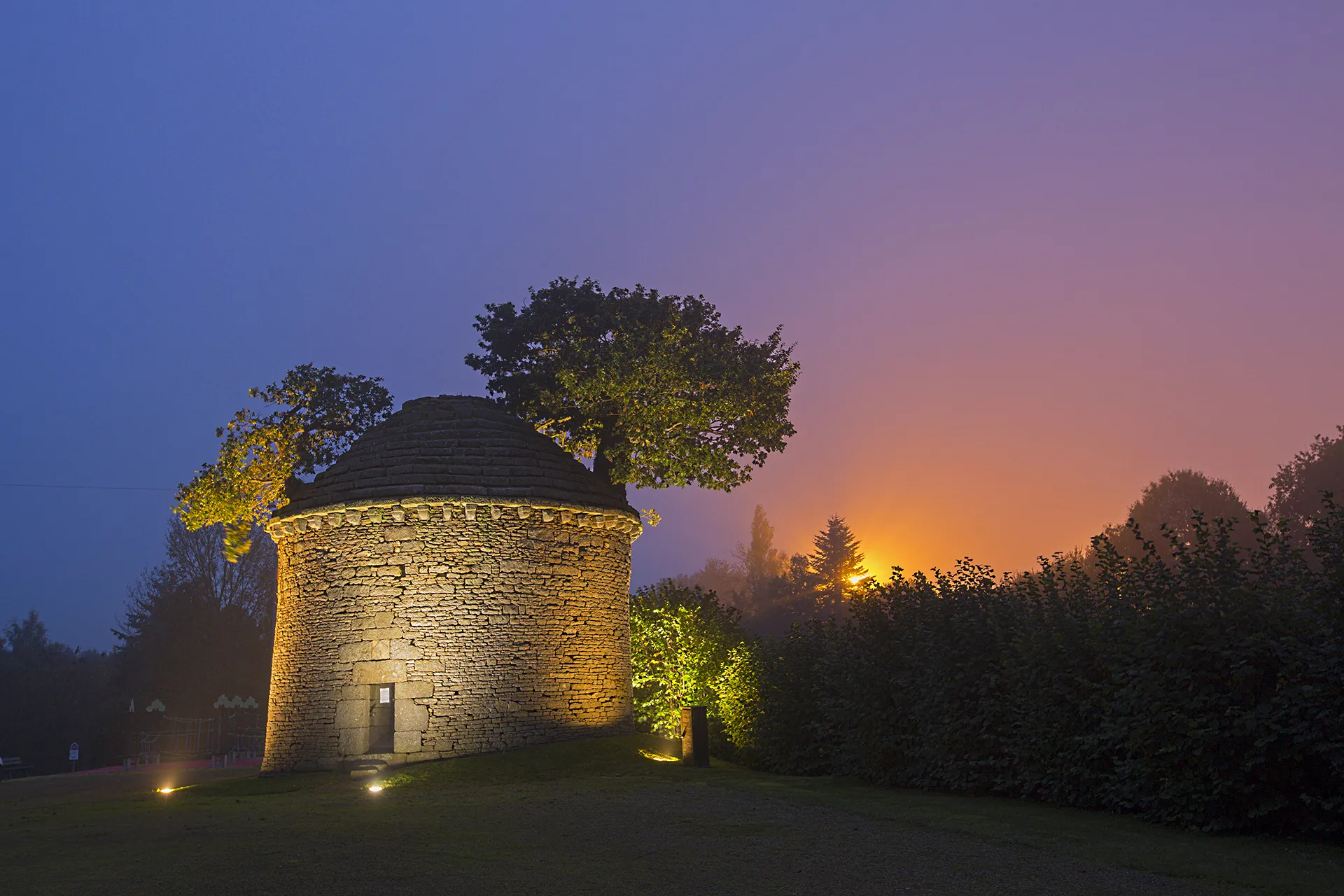Photo showing: Bonsai-Eiche auf dem Turm im Armoripark, Bégard - Ortrteil Guénézan (Gwenezhan)