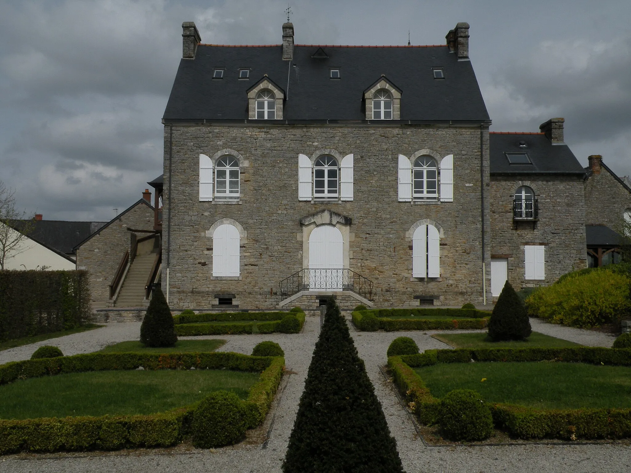 Photo showing: Town hall of Bourg-des-Comptes, former presbytery.