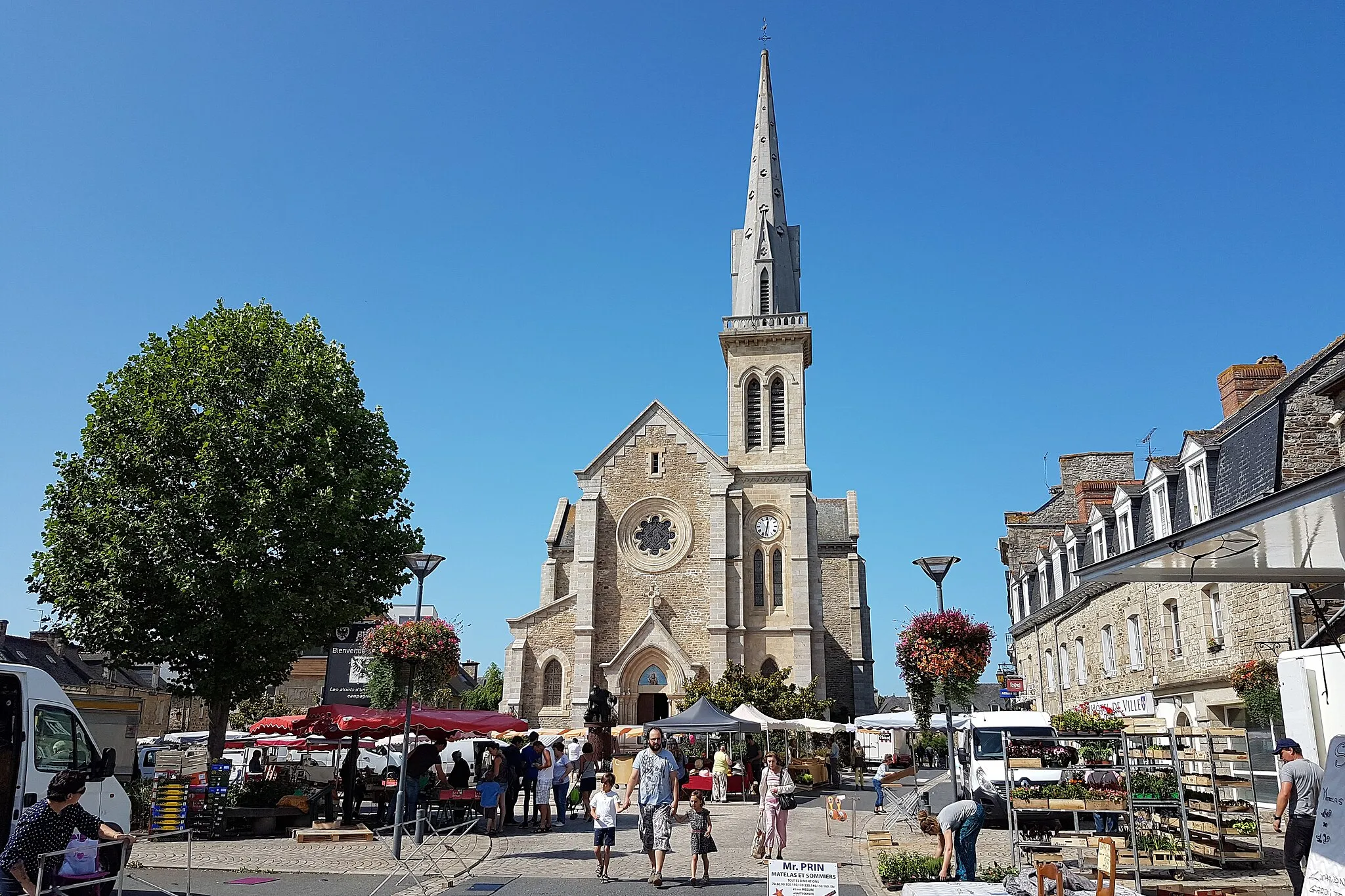 Photo showing: Broons, la place Du Guesclin