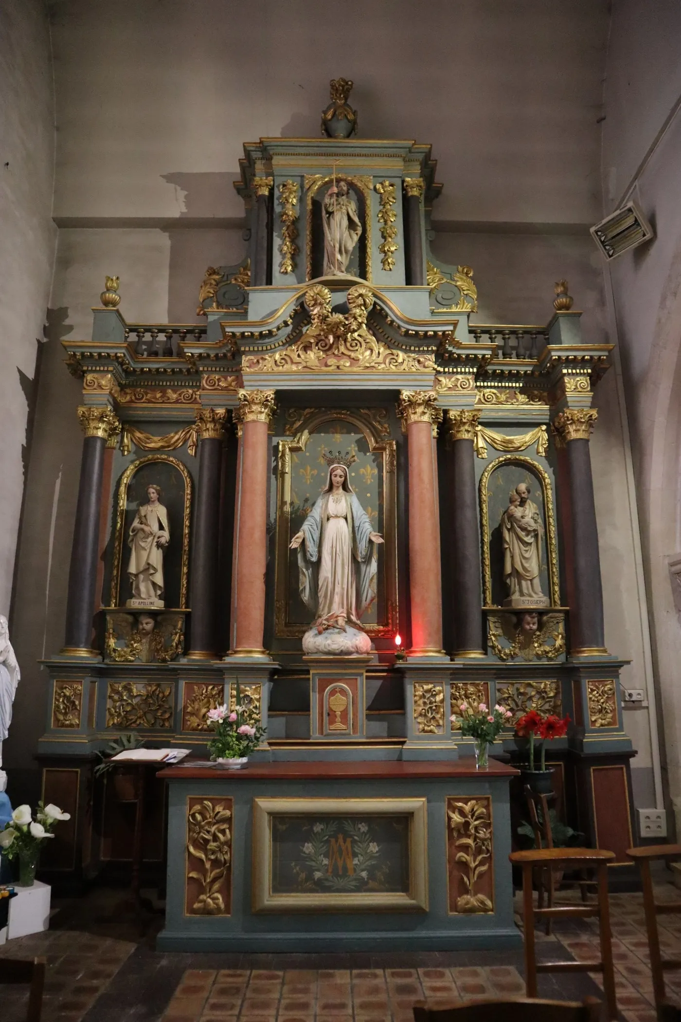 Photo showing: Intérieur de l'église Saint-Martin à Chantepie (35). Autel et retable de la chapelle nord.