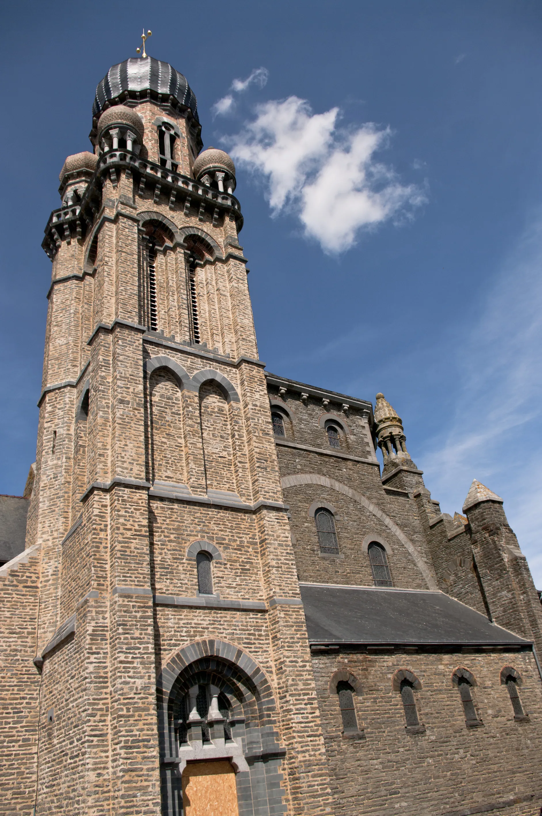 Photo showing: Église Saint-Maximilien de Corps-Nuds dans le département d'Ille-et-Vilaine. Clocher et flanc sud.