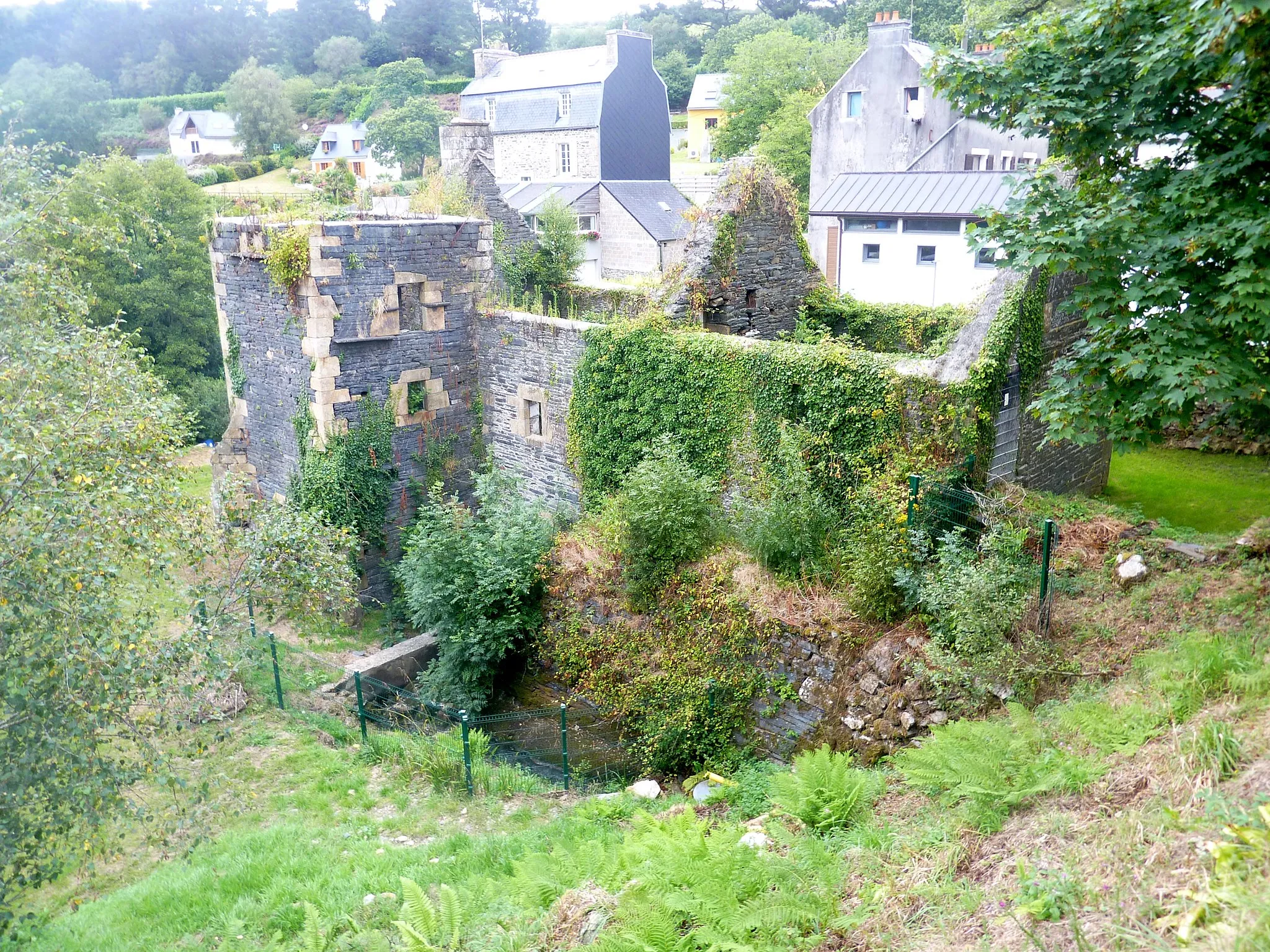 Photo showing: Dirinon : les ruines du moulin du Roual (état actuel)