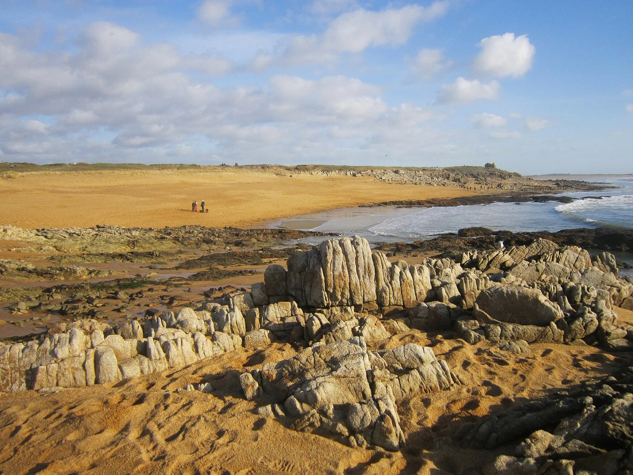 Photo showing: Erdeven : la Pointe de Porh Lineneü (au premier plan) et la plage en direction de Karreg Vraz (à l'arrière-plan).