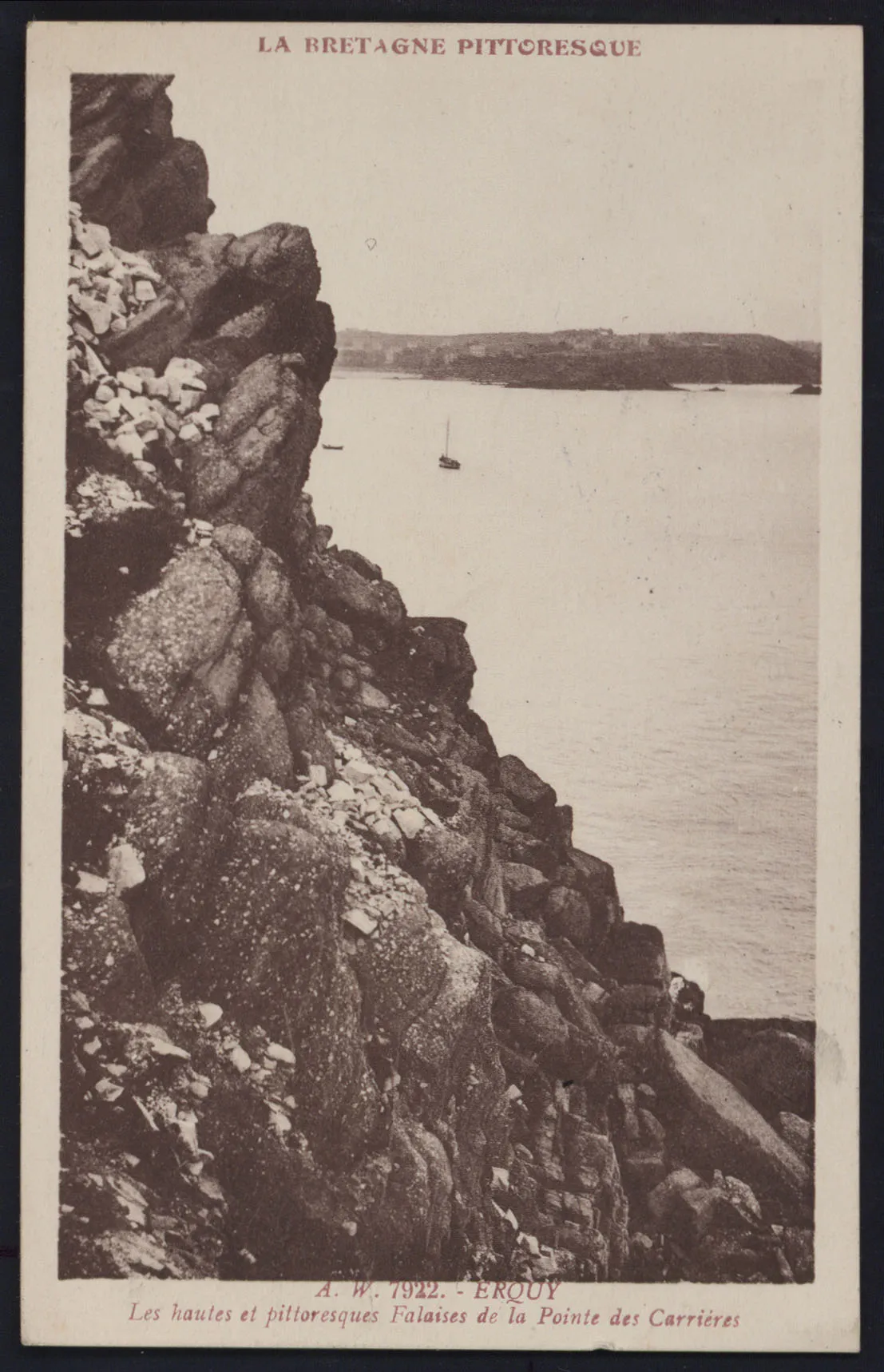 Photo showing: Les hautes et pittoresques falaises de la Pointe des Carrières.