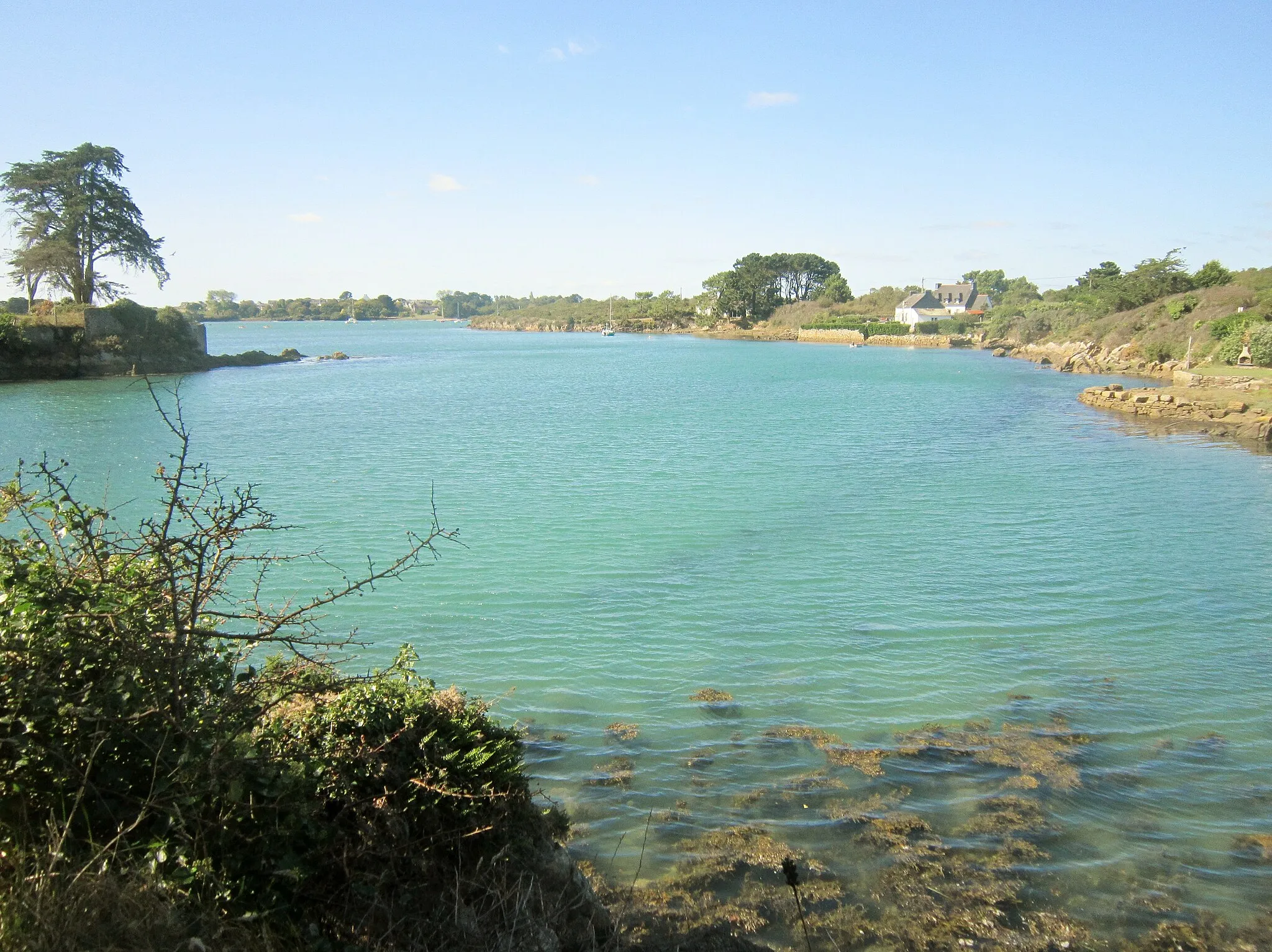 Photo showing: La sortie (ou l'entrée) de l'Anse du Sac'h et, à l'arrière-plan, sa confluence avec la Rivière d'Étel.