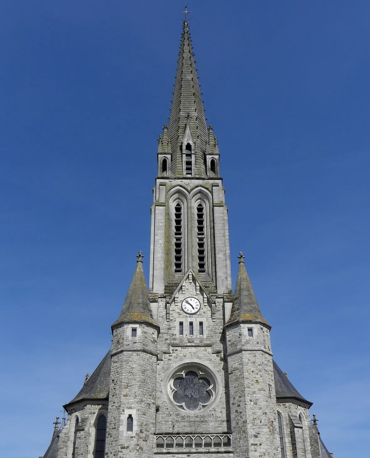 Photo showing: de l'église Saint-Pierre-et-Saint-Paul d'Étrelles (35). Clocher.