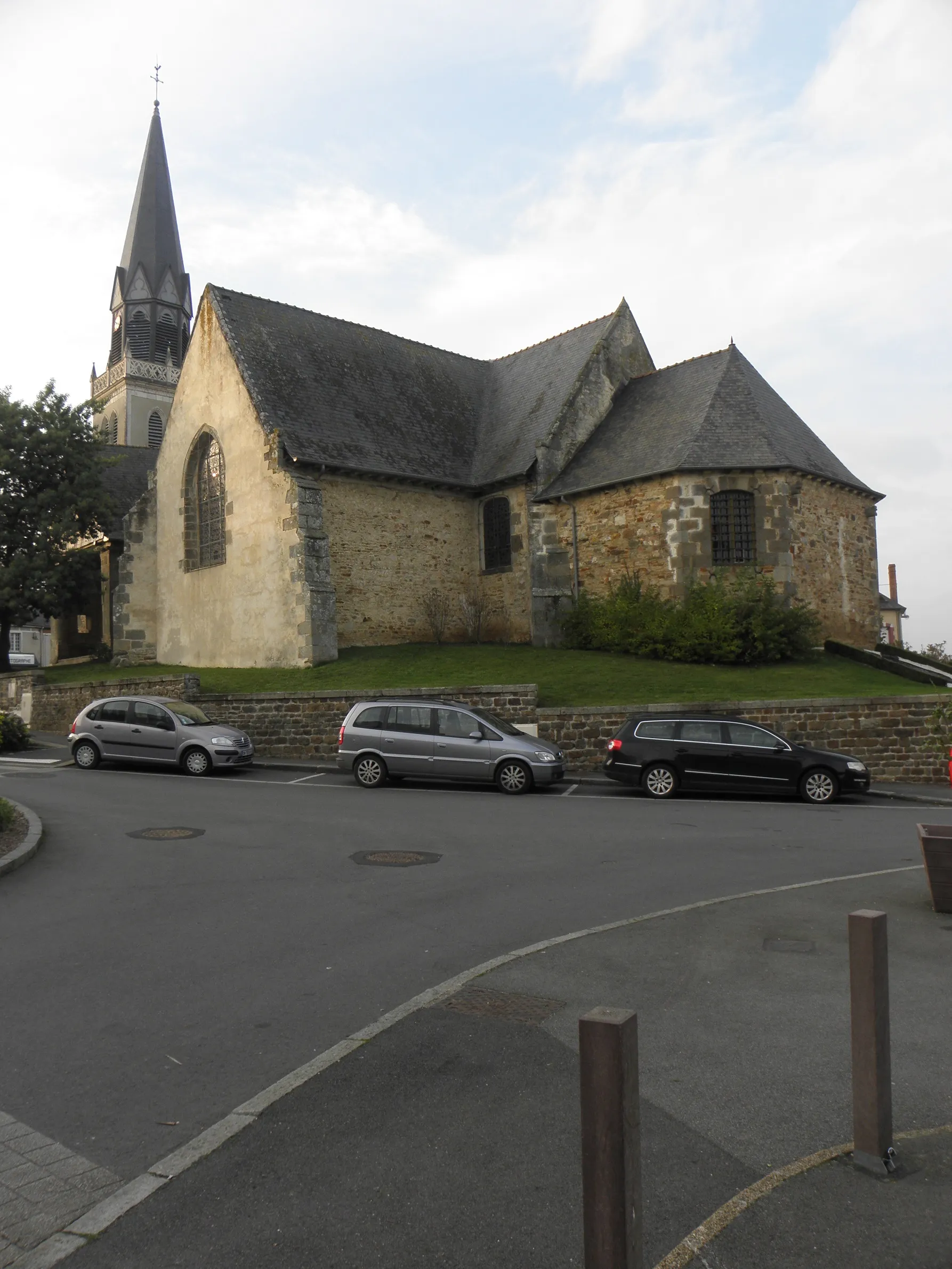 Photo showing: Église Sainte-Justine de Gévezé (35). Chevet et flanc sud.