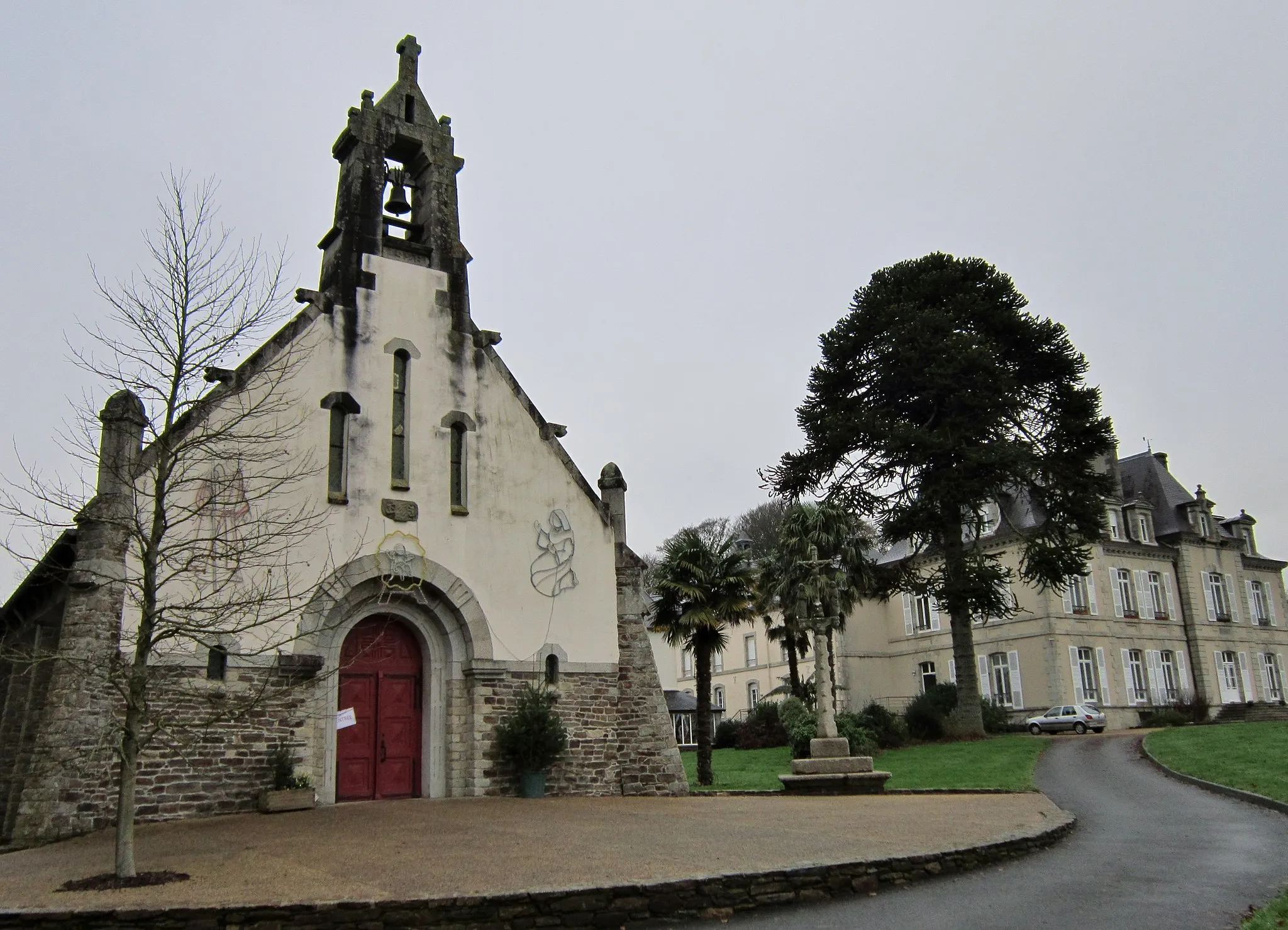 Photo showing: Guiclan : chapelle et centre Saint-Jacques.