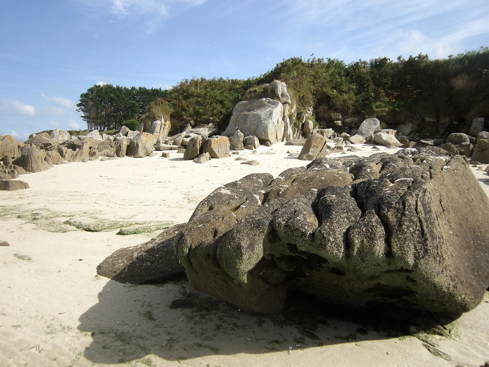 Photo showing: Guissény : rochers sur la plage de la Croix (rive sud de la baie de Tressény).