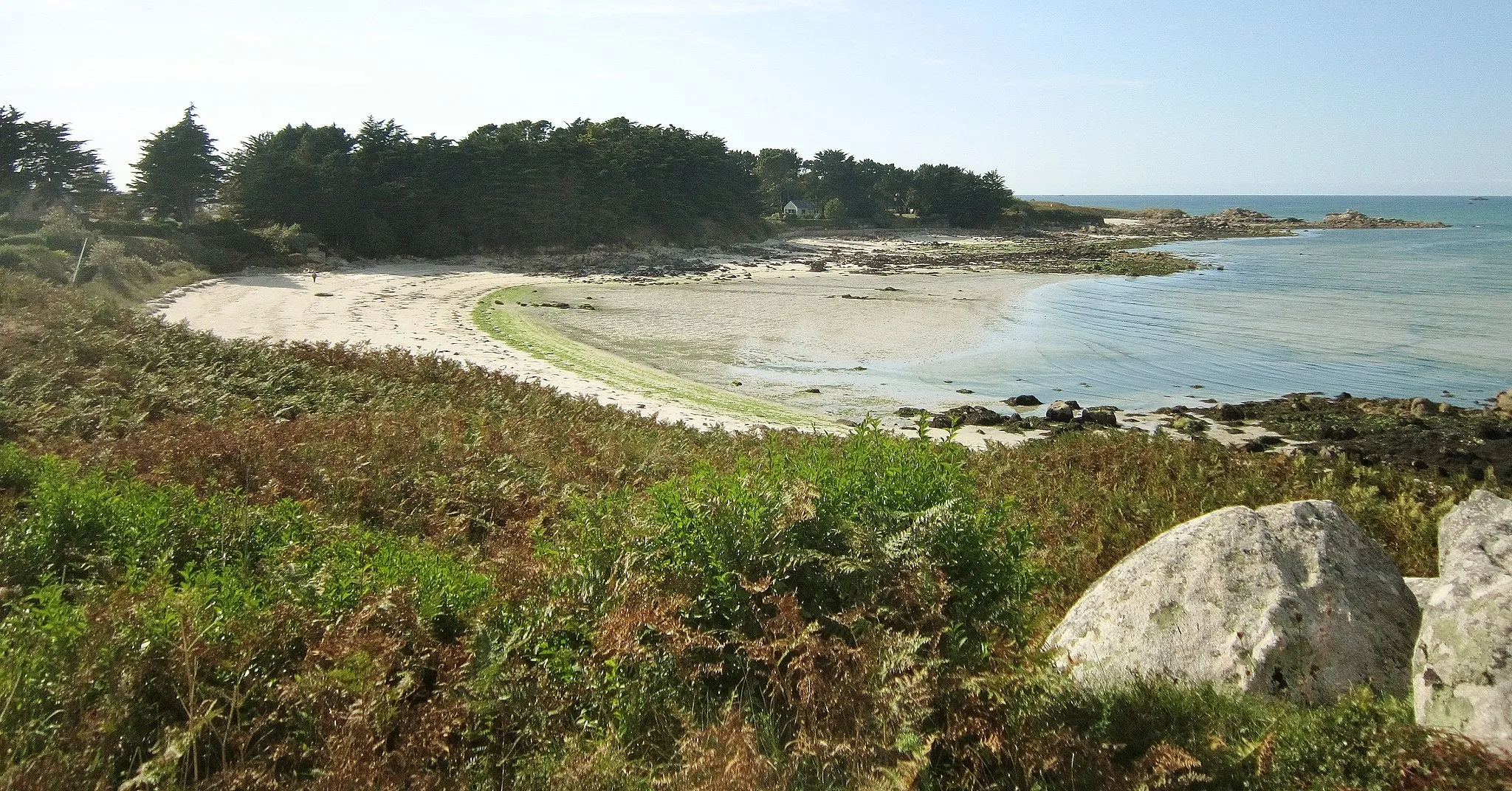 Photo showing: Guissény : rive sud de la baie de Tressény ; la plage du Dibennou située juste à l'ouest du corps de garde.