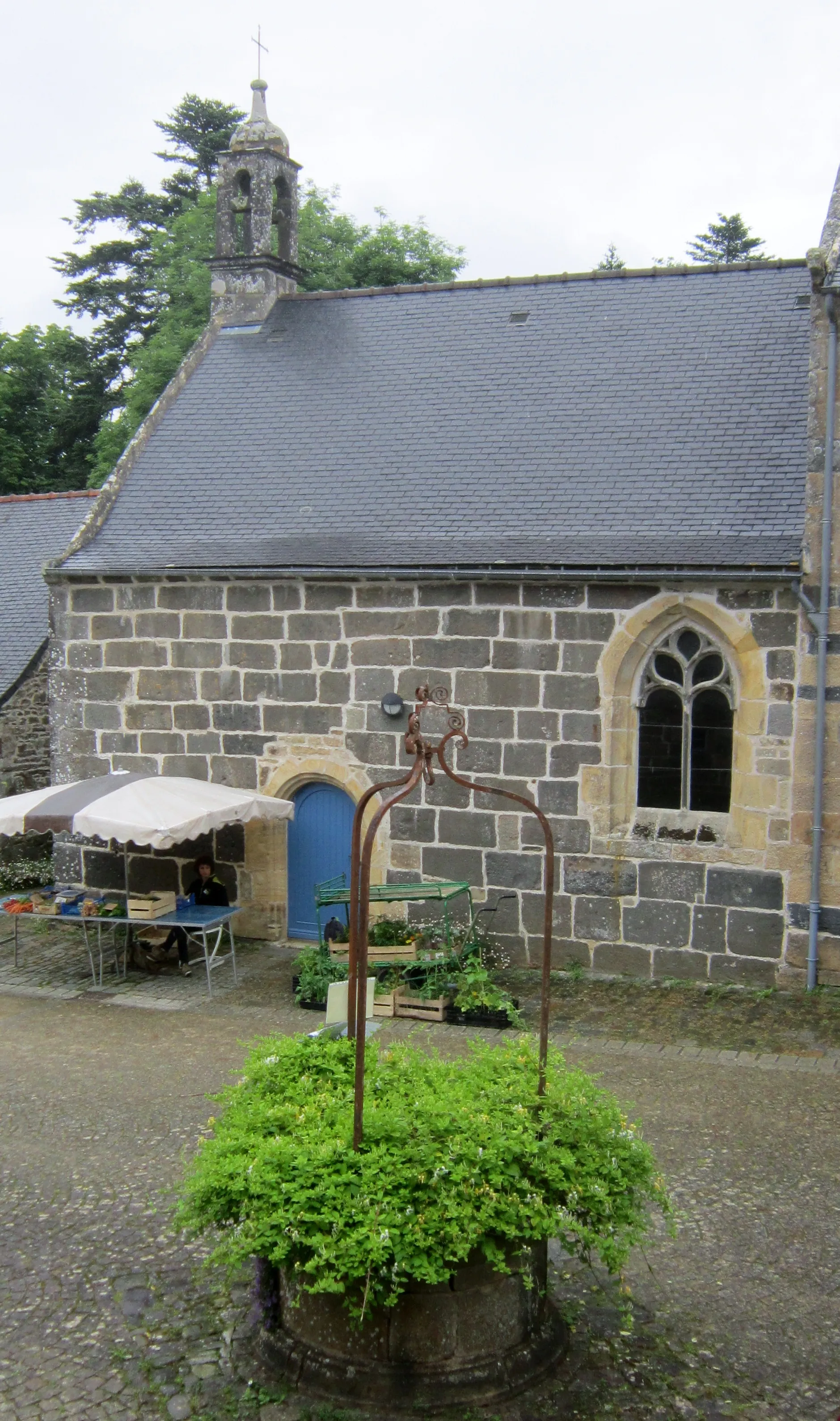 Photo showing: Hanvec, manoir de Kerliver : le puits et la chapelle.