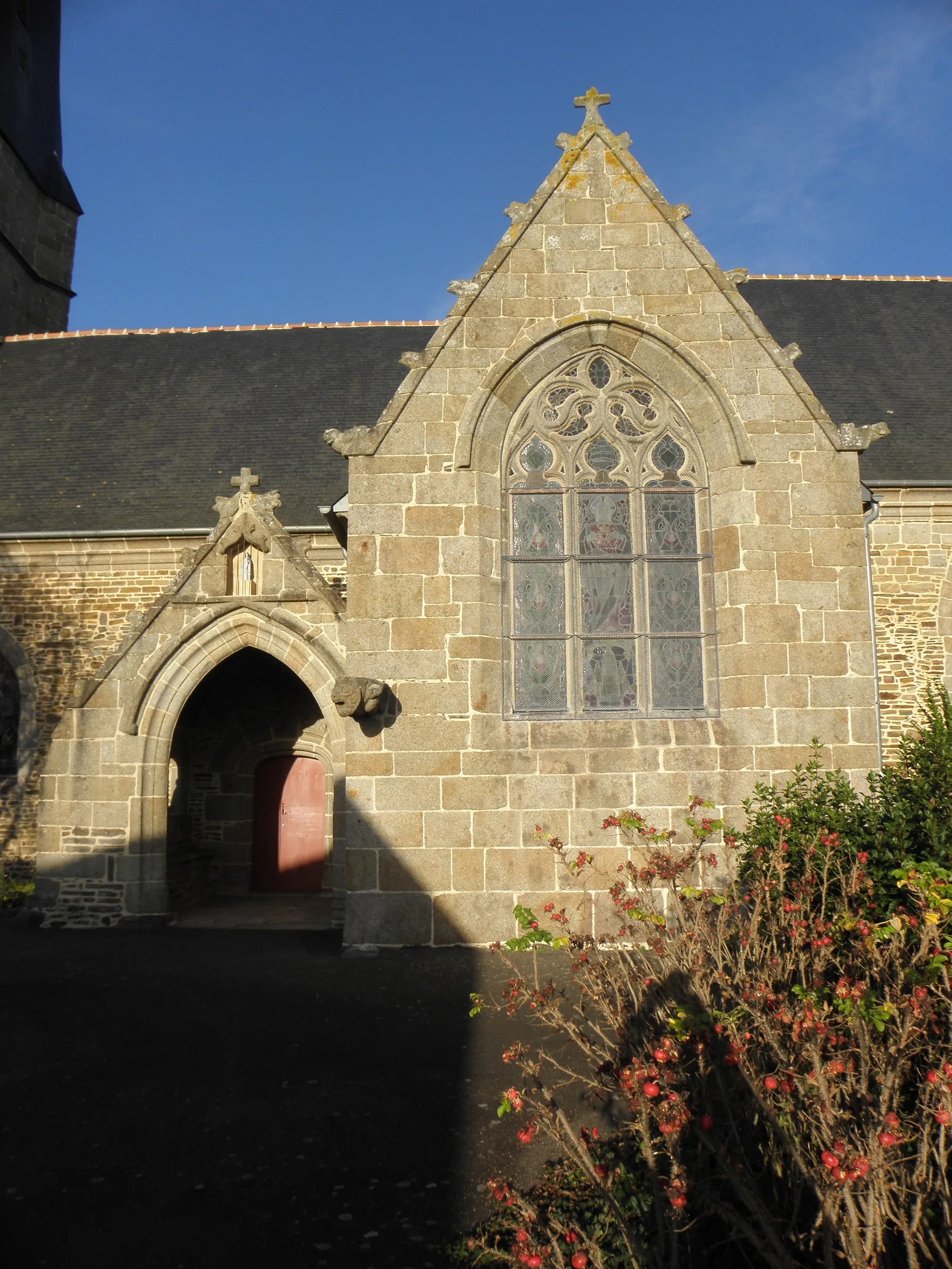 Photo showing: Église Saint-Martin de Javené (35). Porche et croisillon sud.