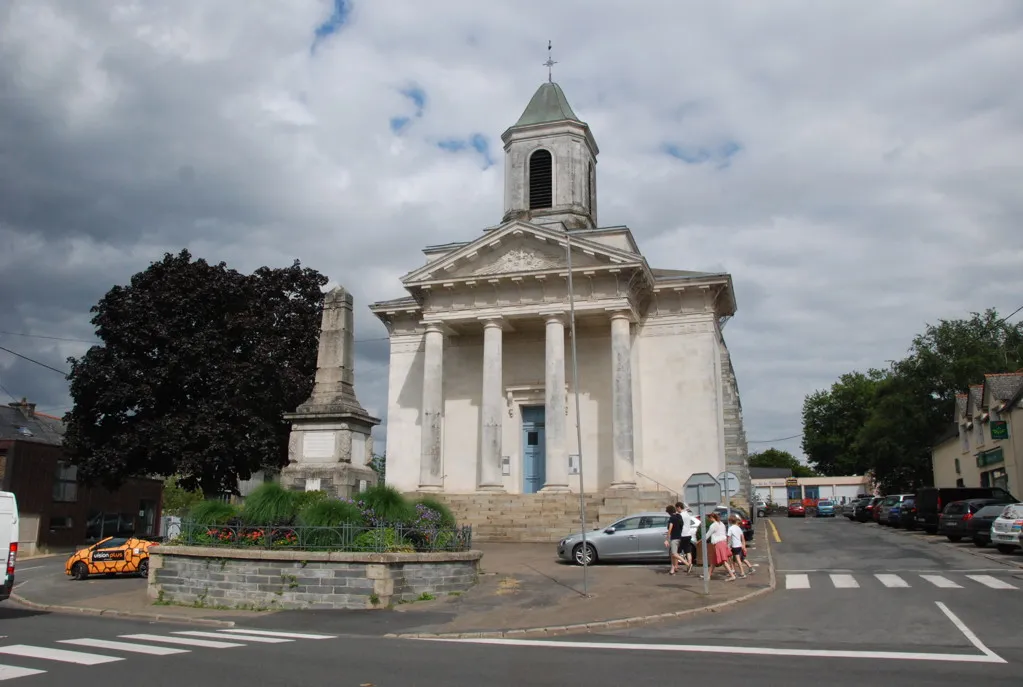 Photo showing: Le monument aux morts devant l'église de La Gacilly (56)