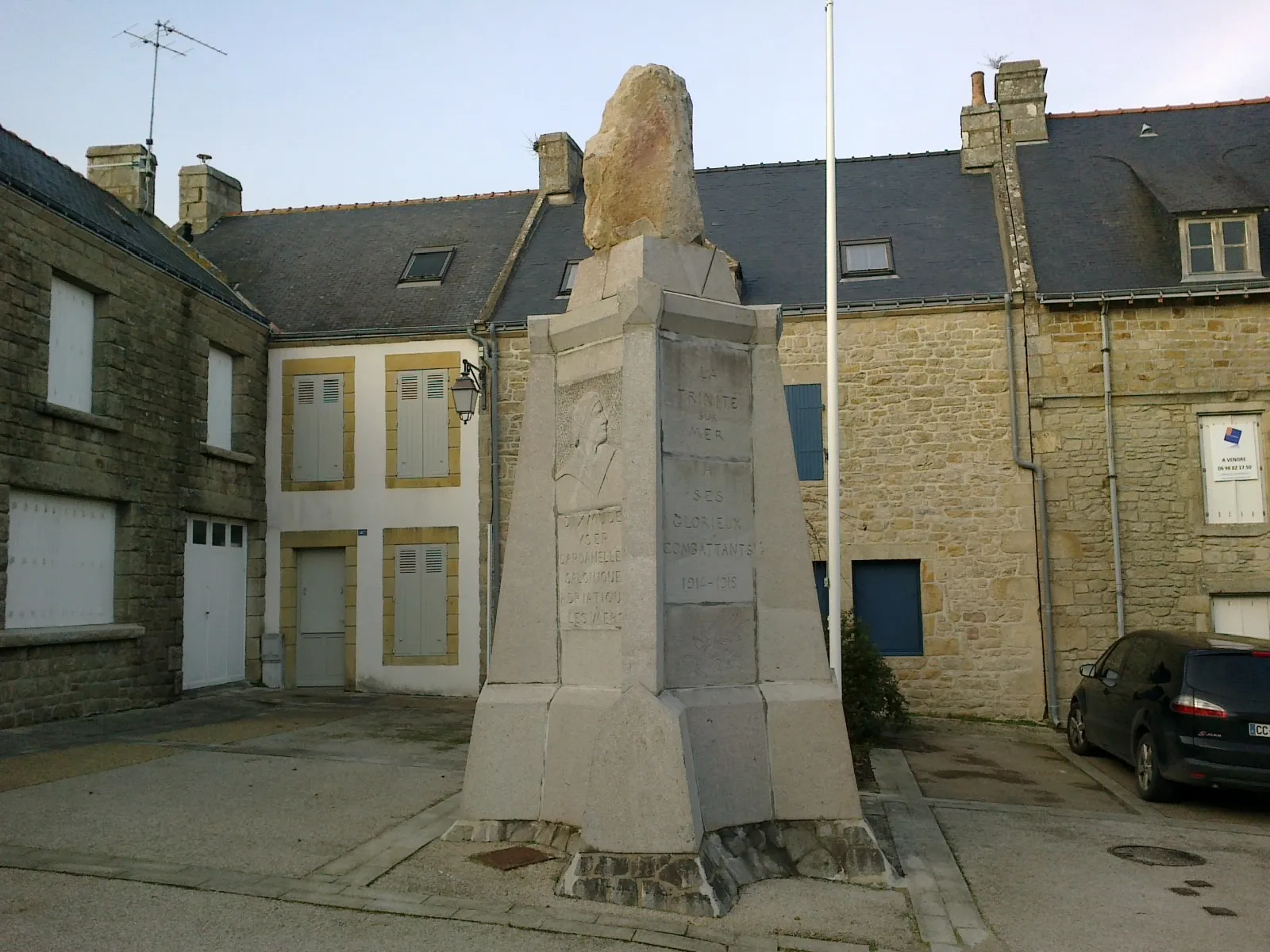 Photo showing: Morbihan La Trinite-sur-Mer Place Eglise Monument Morts 14012014