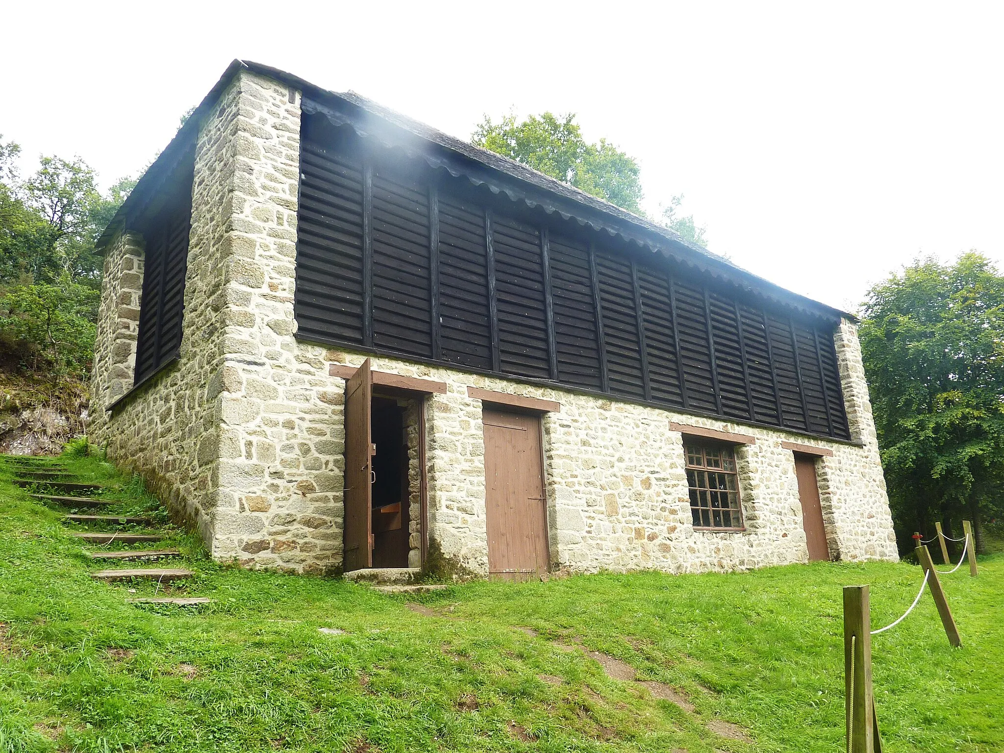 Photo showing: Moulins de Kerouat : l'ancienne tannerie Abgrall (siuée au bourg de Lampaul-Guimiliau, elle a été remontée sur le site des Moulins de Kerouat en 1986)