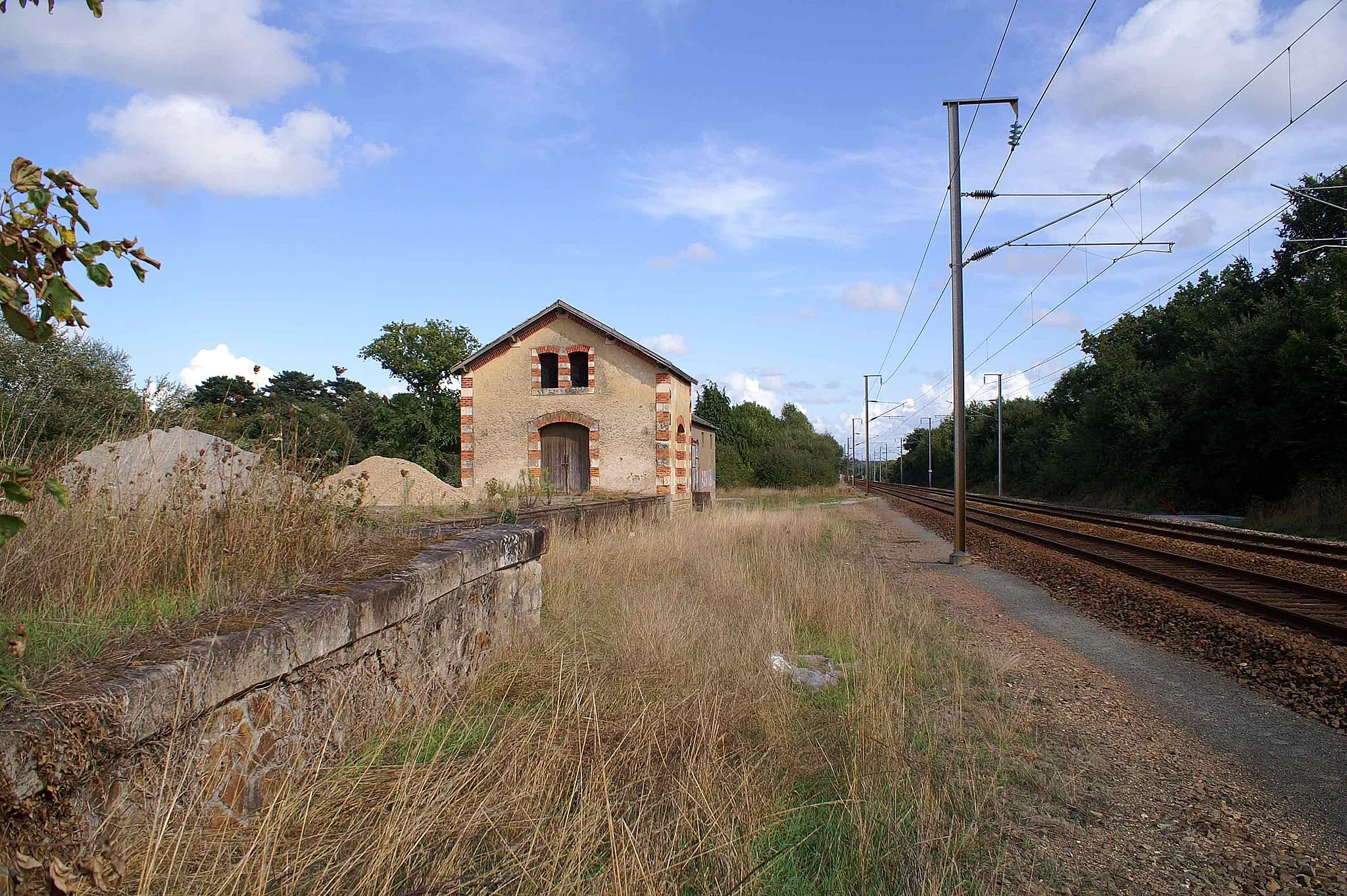 Photo showing: Gare de Landévant, ancienne halle à marchandises avec quai, à l'abandon.