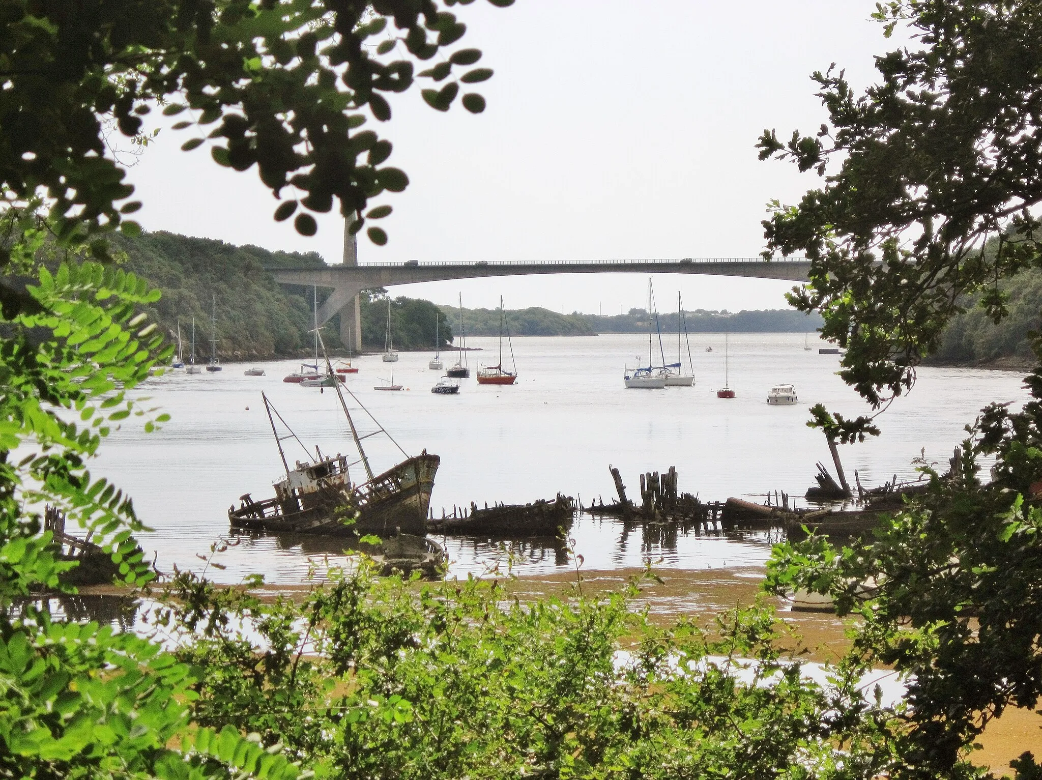 Photo showing: Lanester : le cimetière de bateaux de Kerhervy et, à l'arrière-plan, le Pont du Bonhomme.