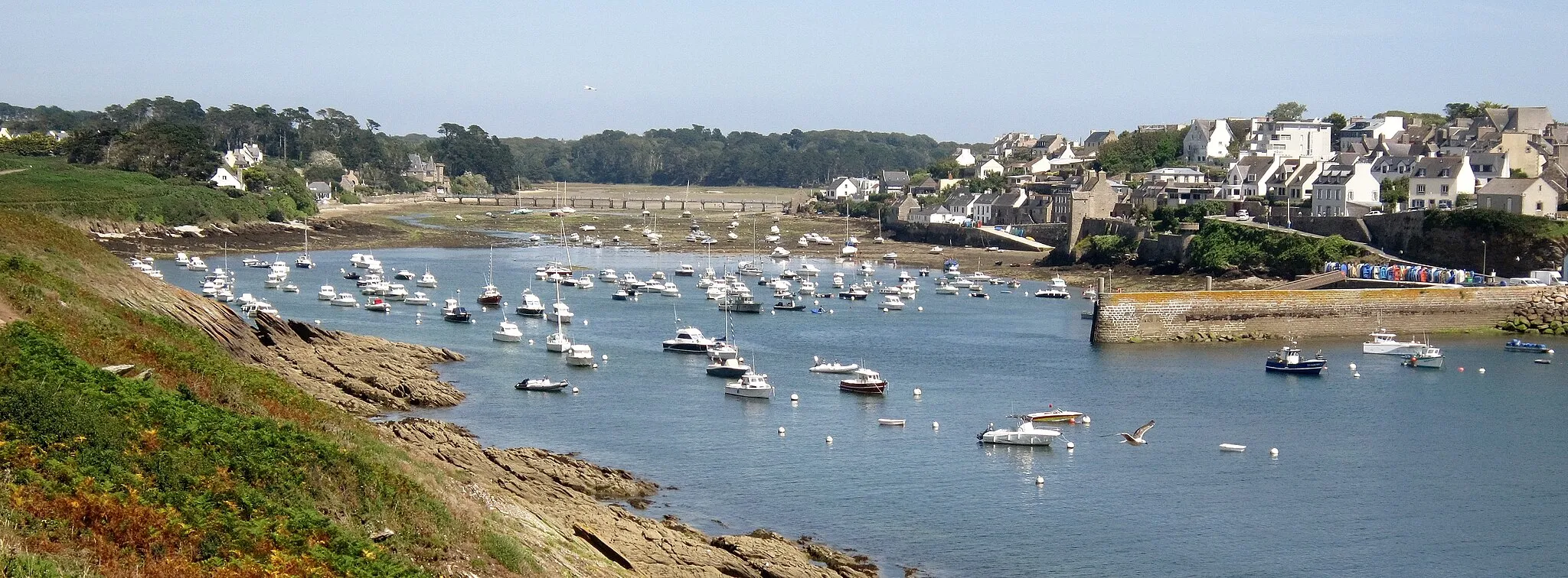 Photo showing: La ria du Conquet à marée basse vue depuis la presqu'île de Kermorvan ; on distingue au centre de la photographie la passerelle du Croaë et, à l'arrière-plan, la presqu'île de Kerjan-Mol.