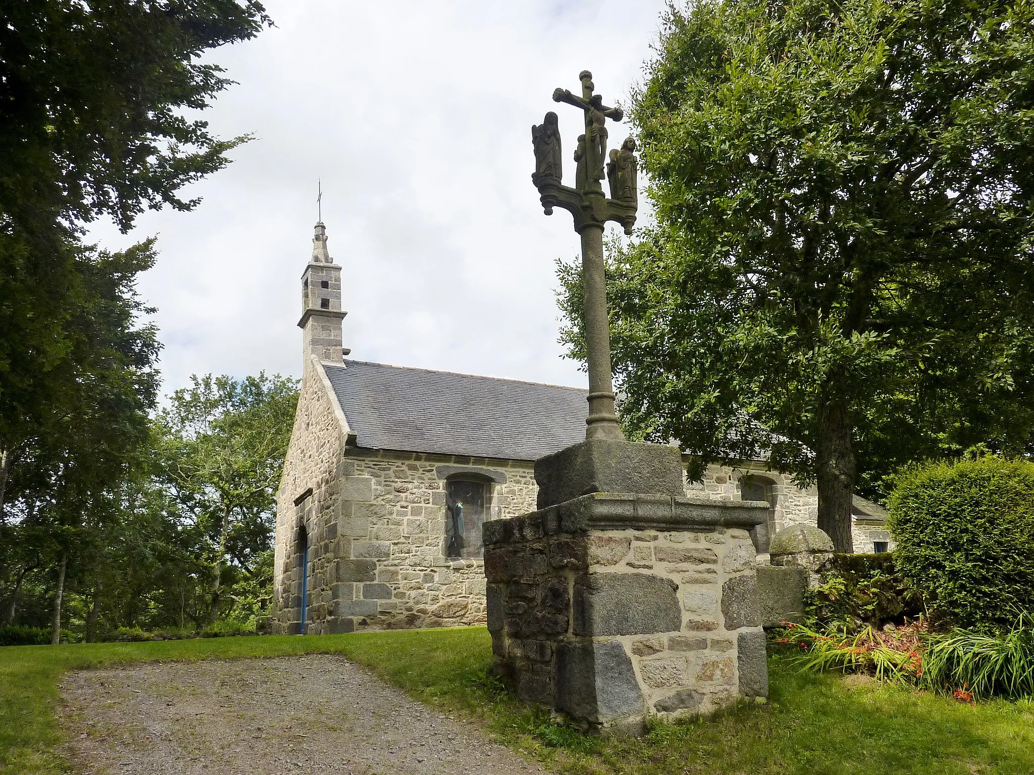 Photo showing: Le Drennec : le calvaire et la chapelle de Loc-Mazé (Locmazé).