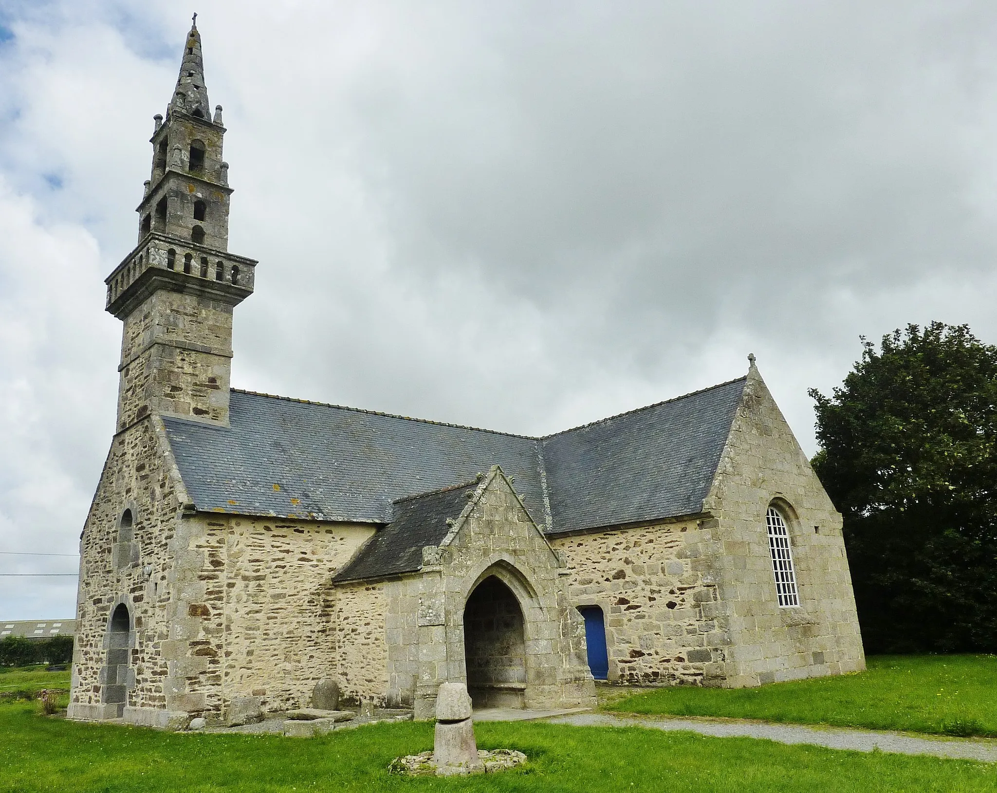 Photo showing: Le Drennec : la chapelle de Landouzen, vue d'ensemble.