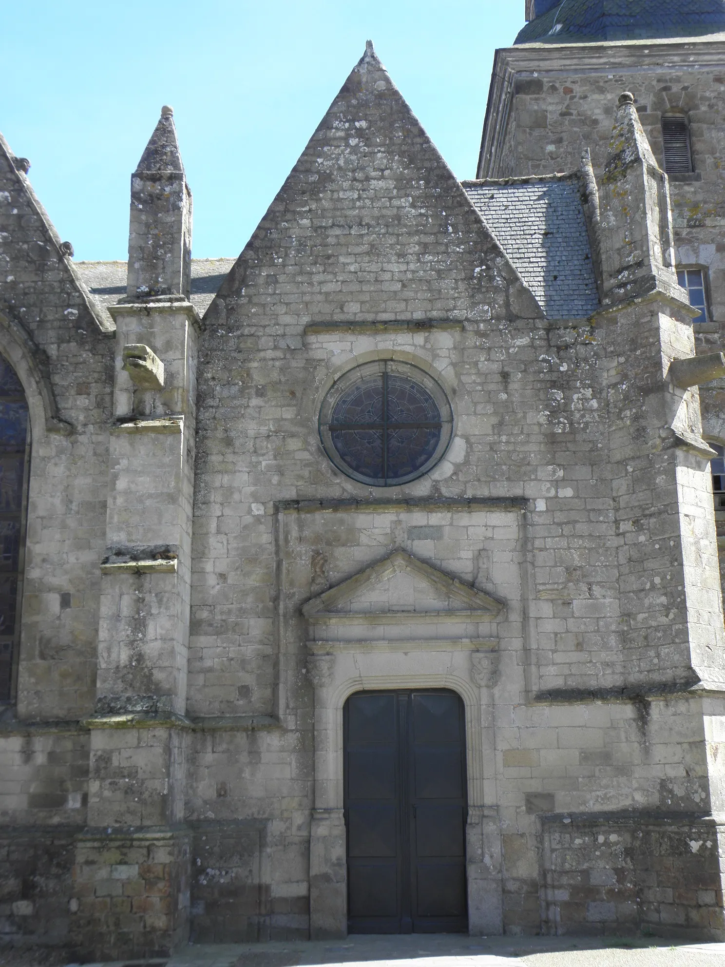 Photo showing: Extérieur de l'église Saint-Patern de Louvigné-de-Bais (35). 1ère chapelle septentrionale.