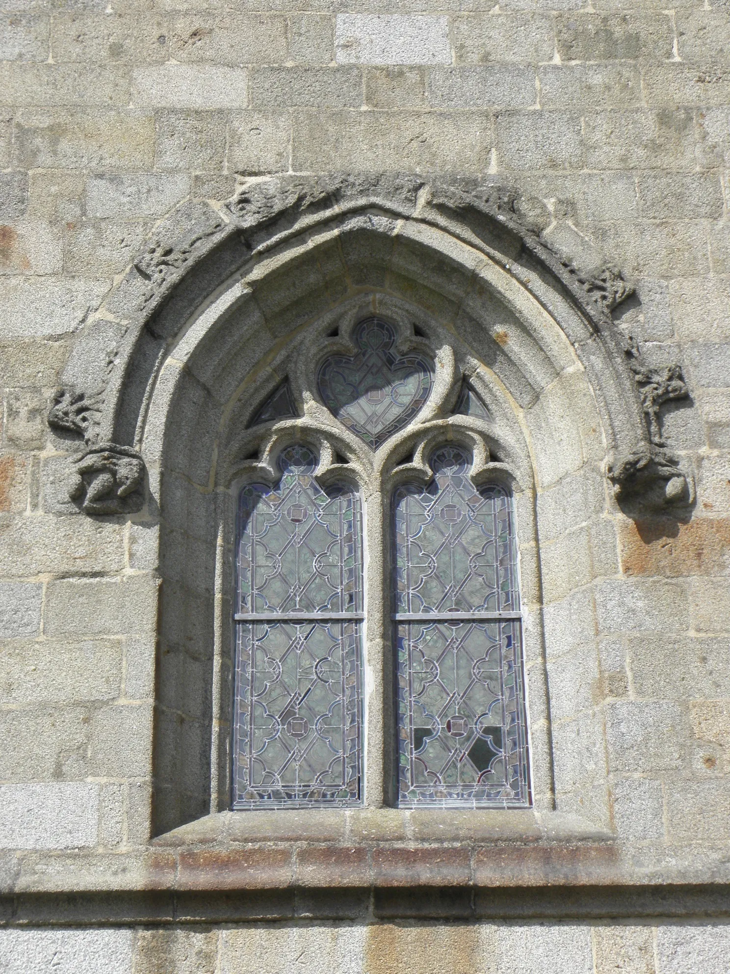 Photo showing: Extérieur de l'église Saint-Martin de Louvigné-du-Désert (35). Façade sud. Baie de la 1ère chapelle.