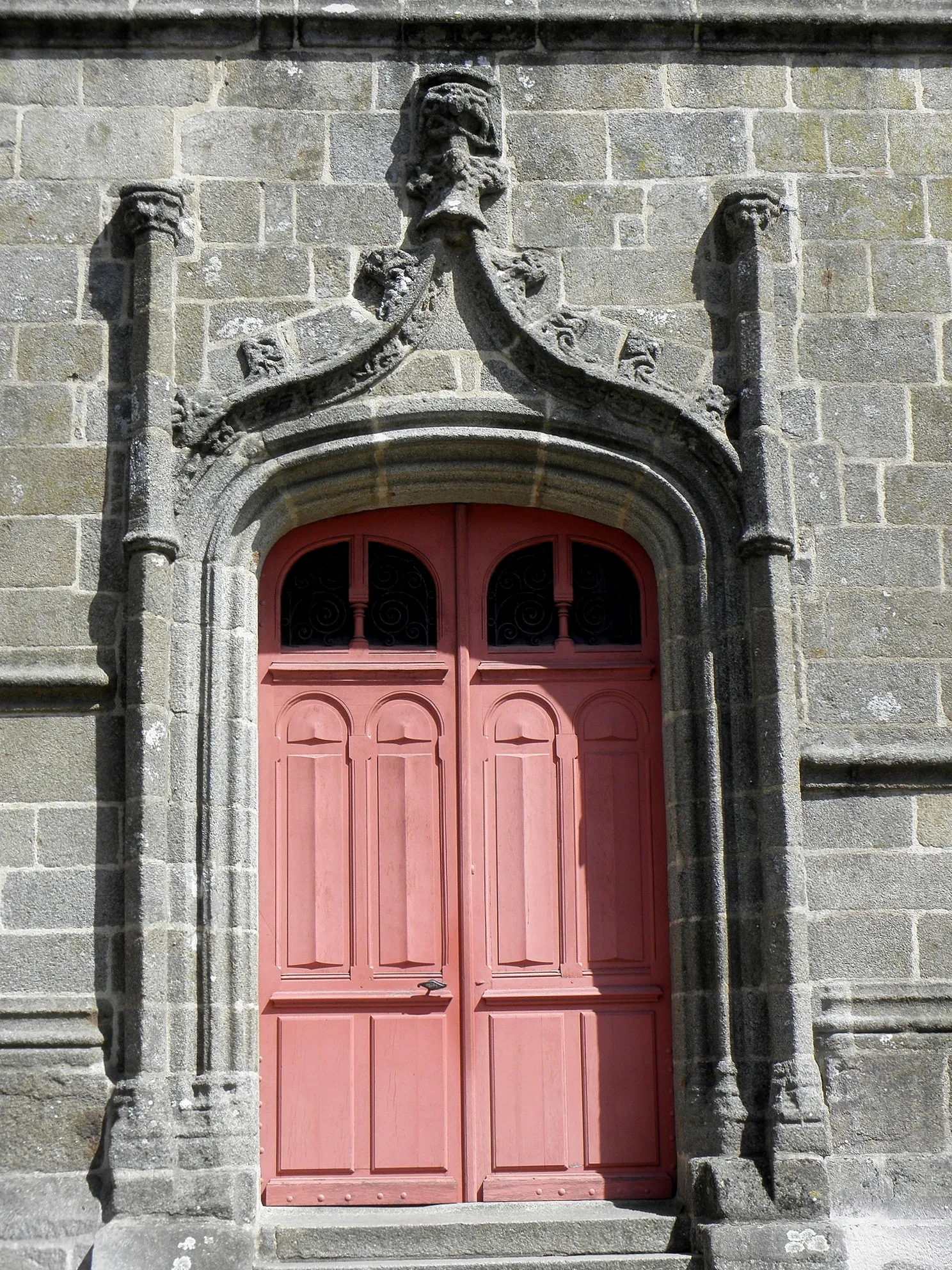 Photo showing: Extérieur de l'église Saint-Martin de Louvigné-du-Désert (35). Façade occidentale. Portail.