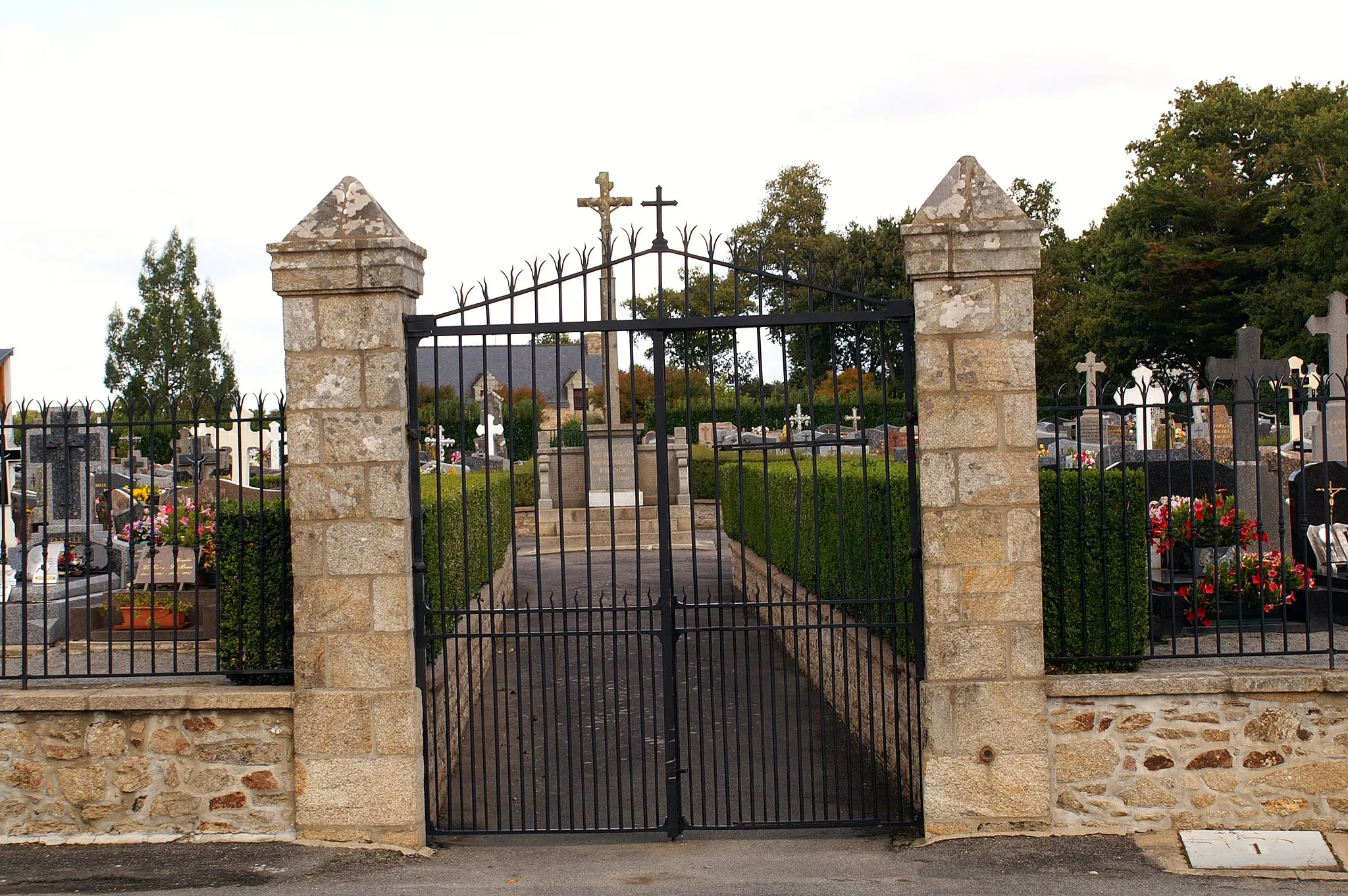 Photo showing: Entrée du cimetière de Marzan, rue du Général de Gaulle.