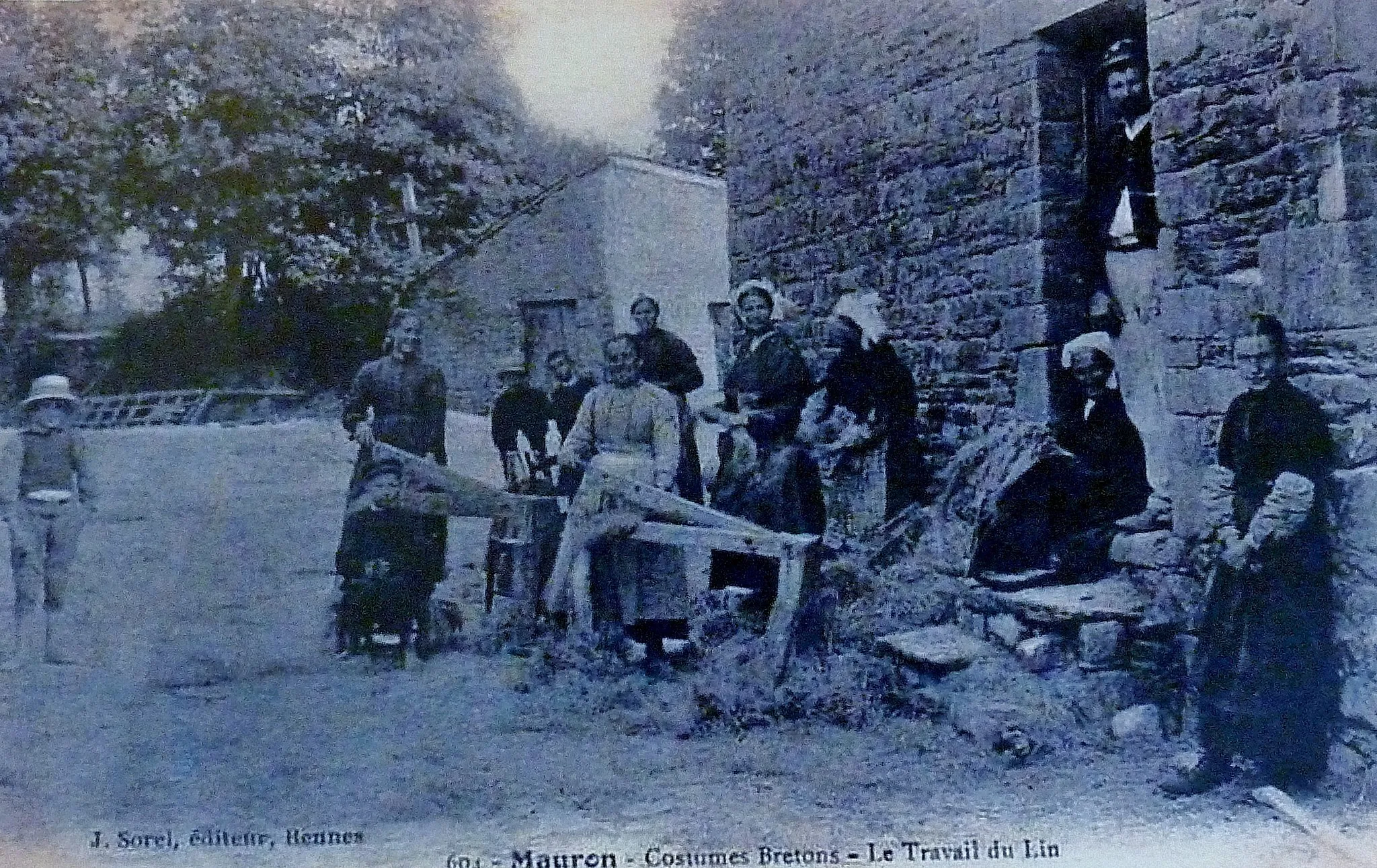 Photo showing: Mauron : le travail du lin (carte postale J. Sorel, début XXe siècle).