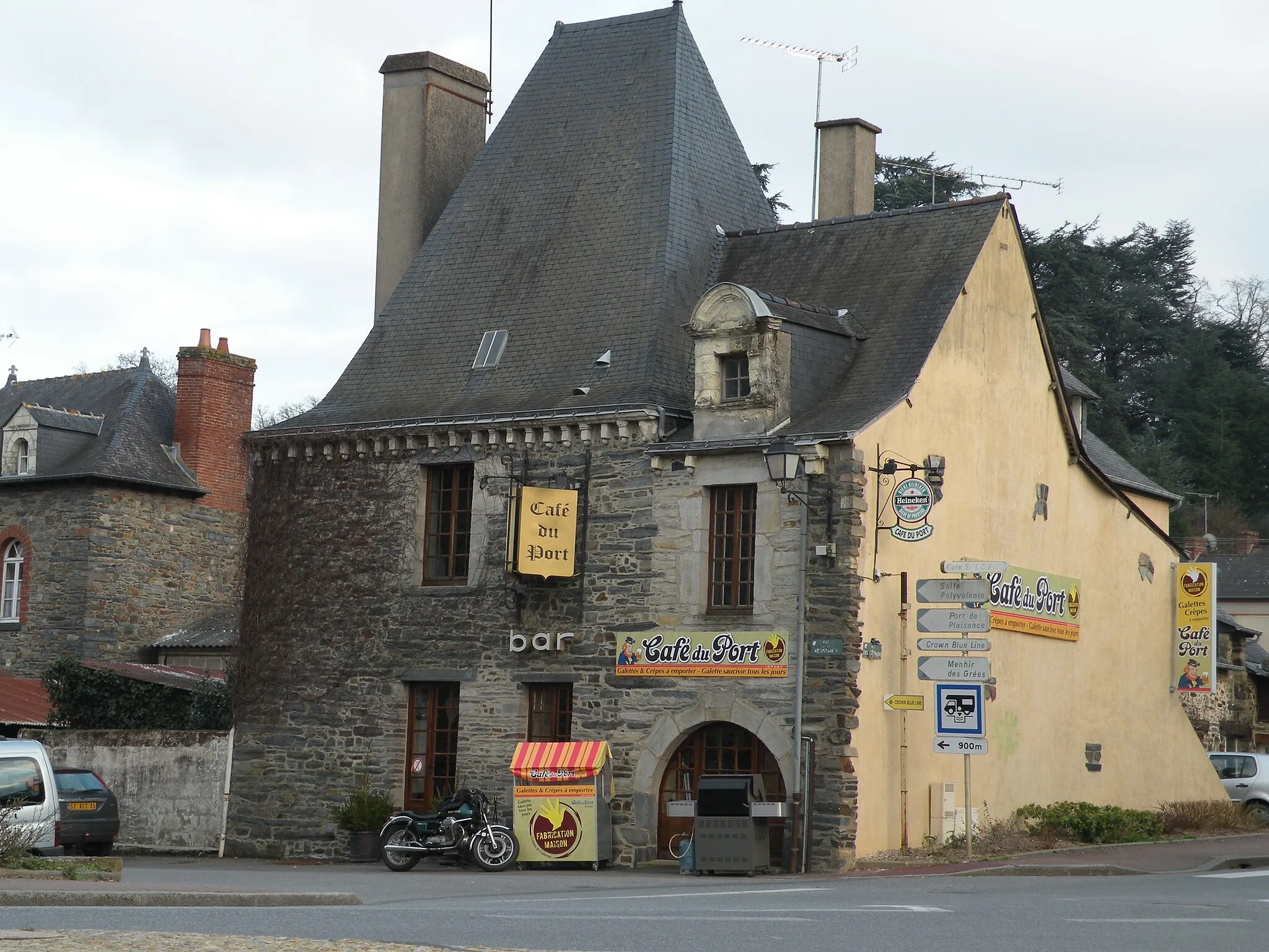 Photo showing: The Café du Port in Messac, Ille-et-Vilaine, XVIth century house.