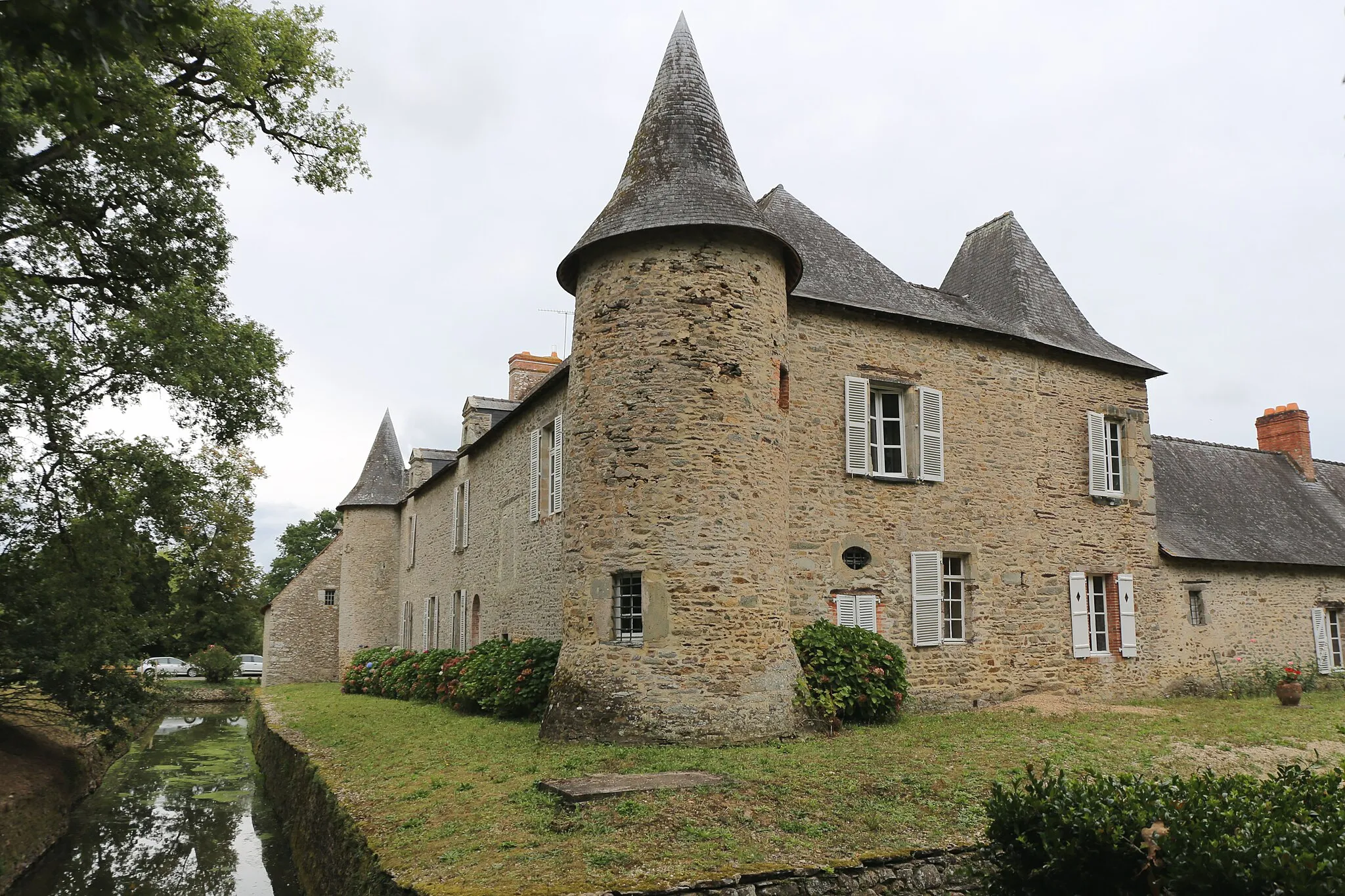 Photo showing: Le château des Champs à Guipry-Messac lors des journées européennes du patrimoine 2021 : façade sud-ouest et douves.