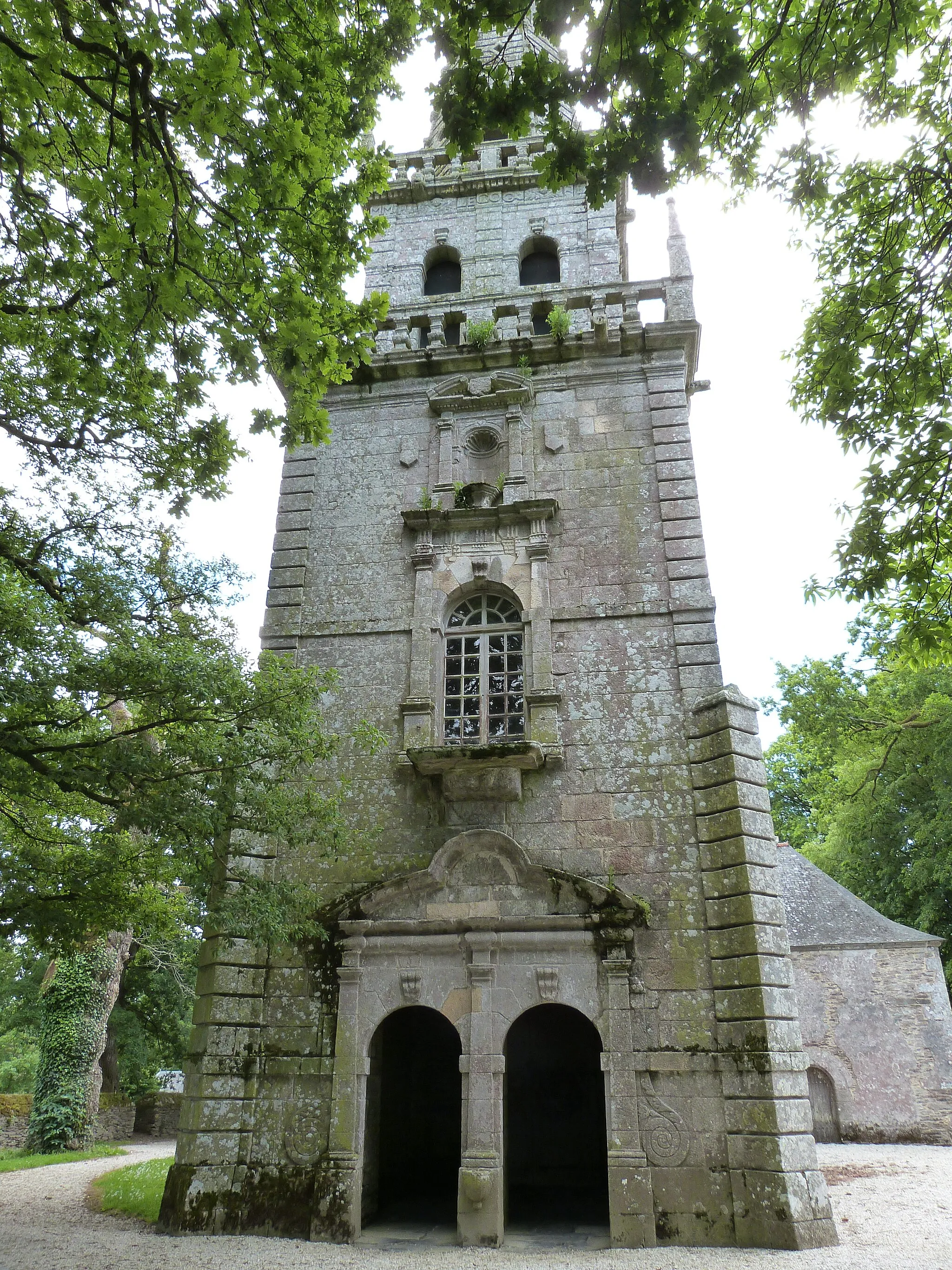 Photo showing: Clocher-porche de la chapelle Sainte-Suzanne à Mûr-de-Bretagne