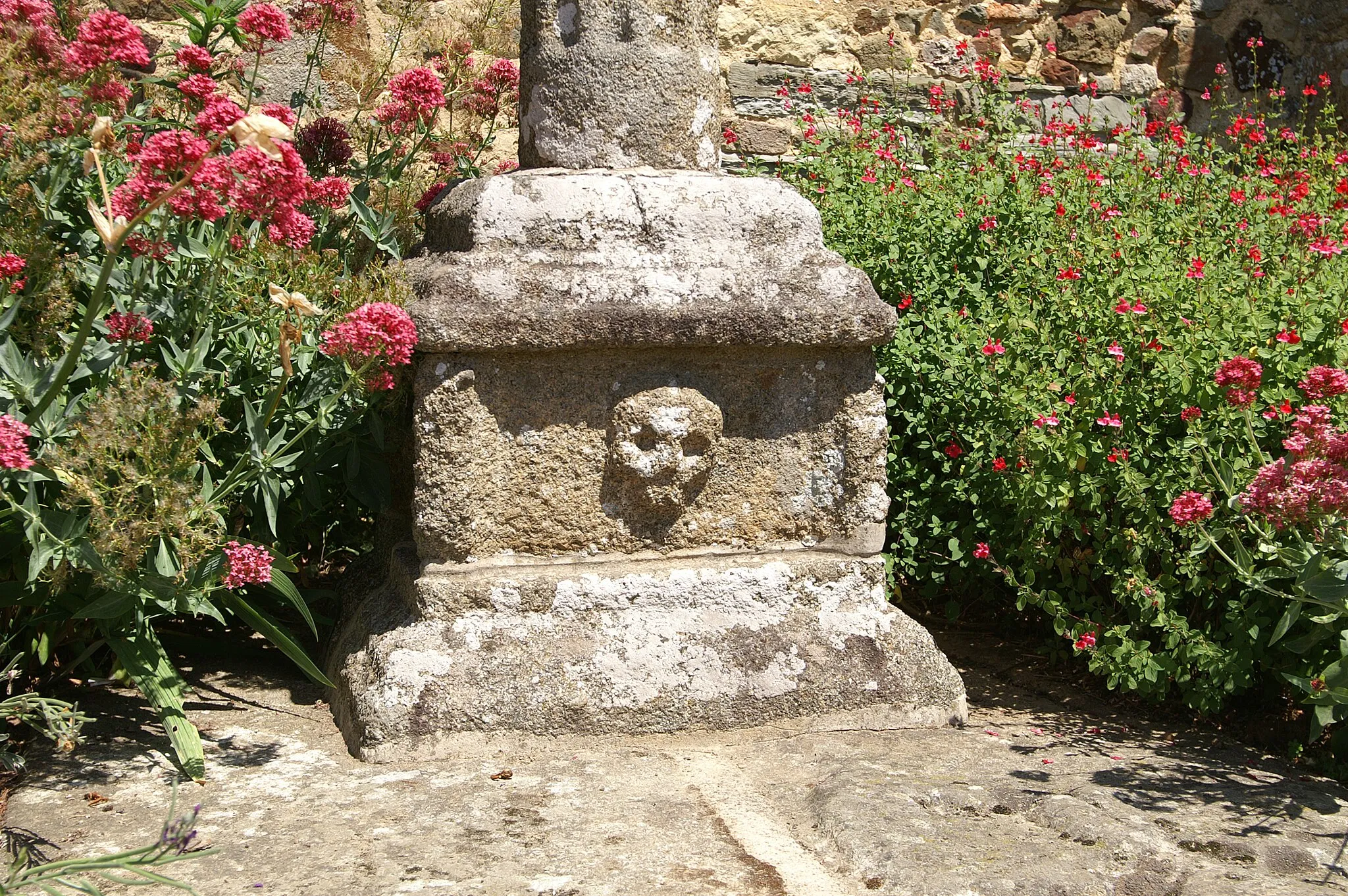Photo showing: Croix de cimetière à Nouvoitou : base de la croix.