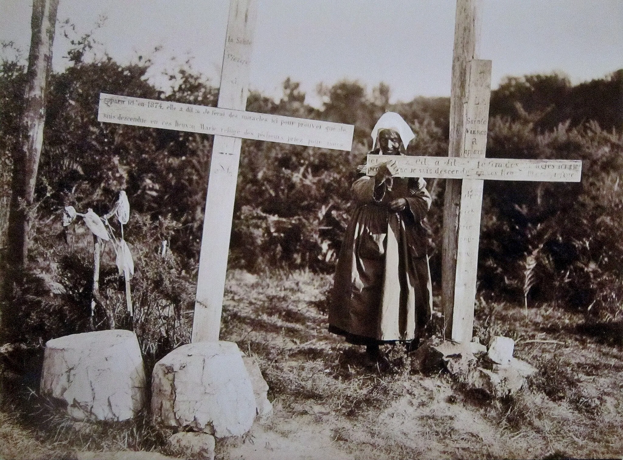 Photo showing: Invocations sur les tombes de personnes pieuses dans le cimetière de Noyal-Muzillac (vers 1903, Charles Géniaux [ou peut-être Paul Géniaux]).