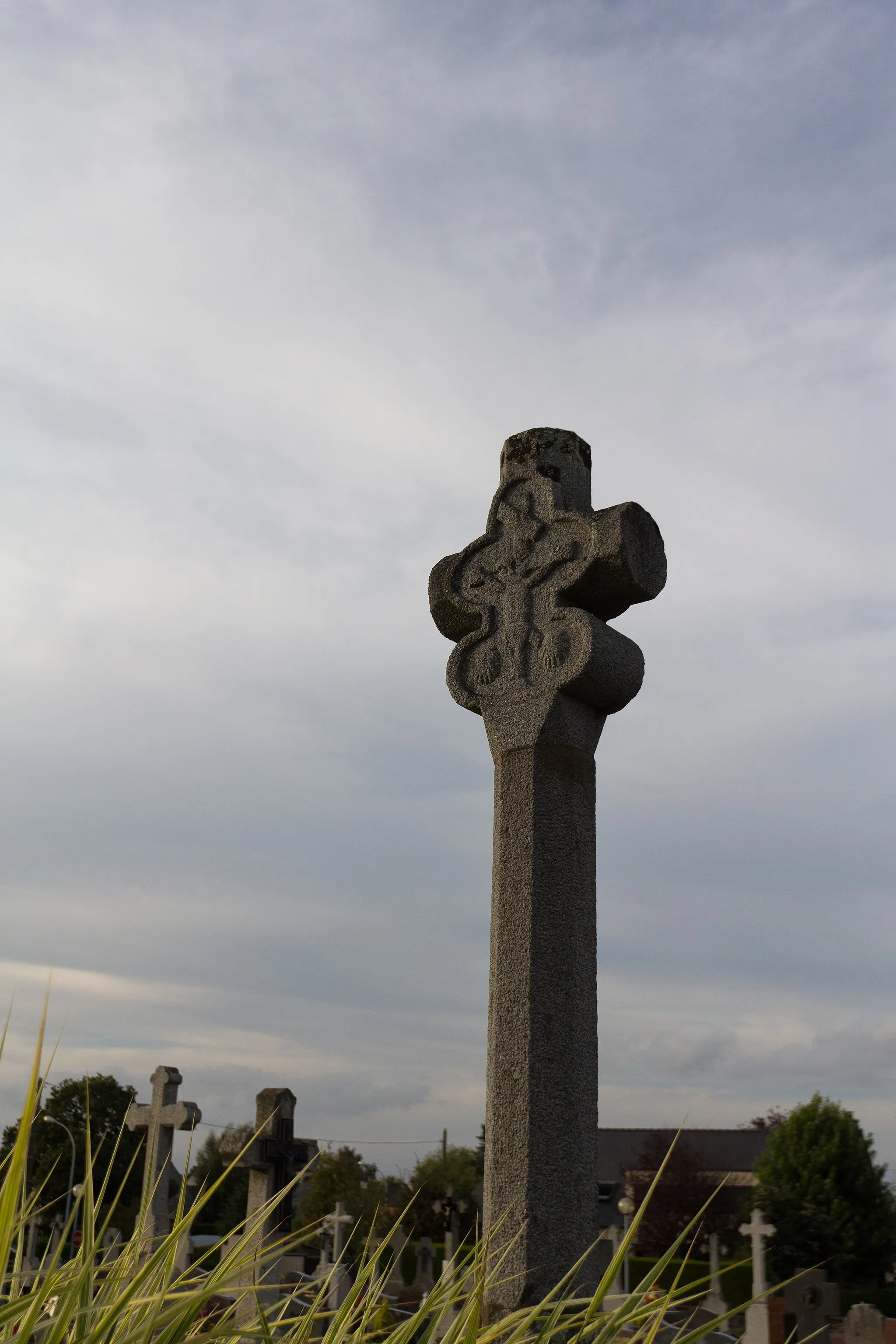 Photo showing: Croix en granit à fût orthogonal. Cette face présente un Christ en croix.