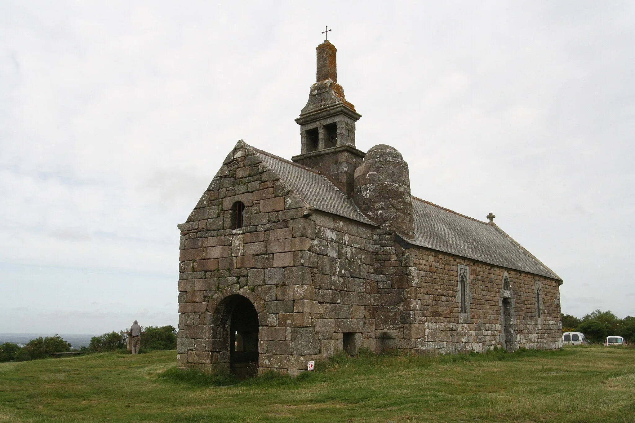 Photo showing: La chapelle Saint-Hervé au sommet du Menez Bré à Pédernec.