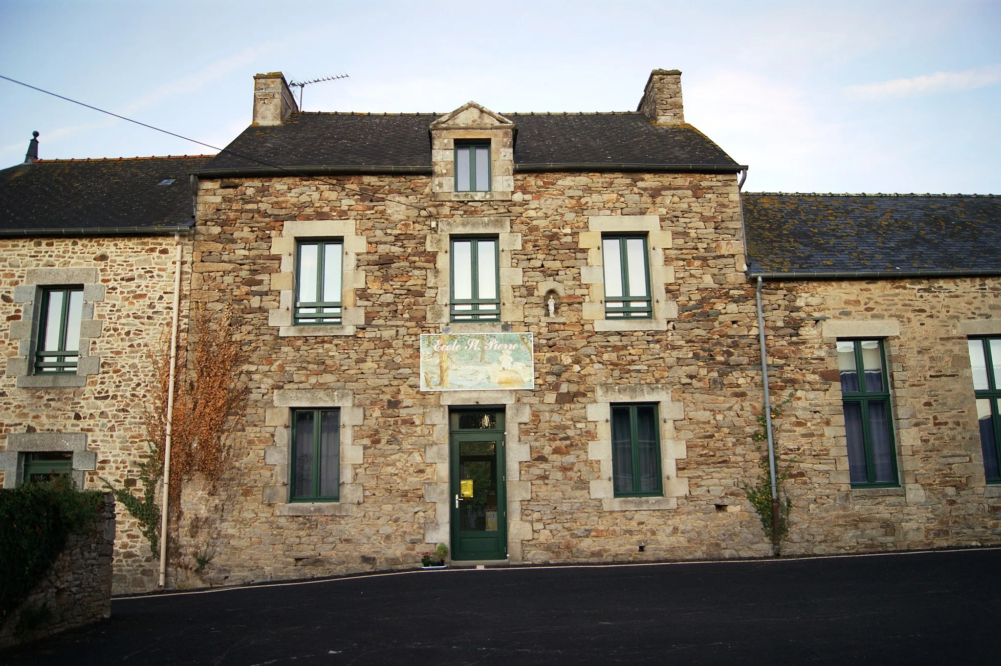 Photo showing: Peillac École