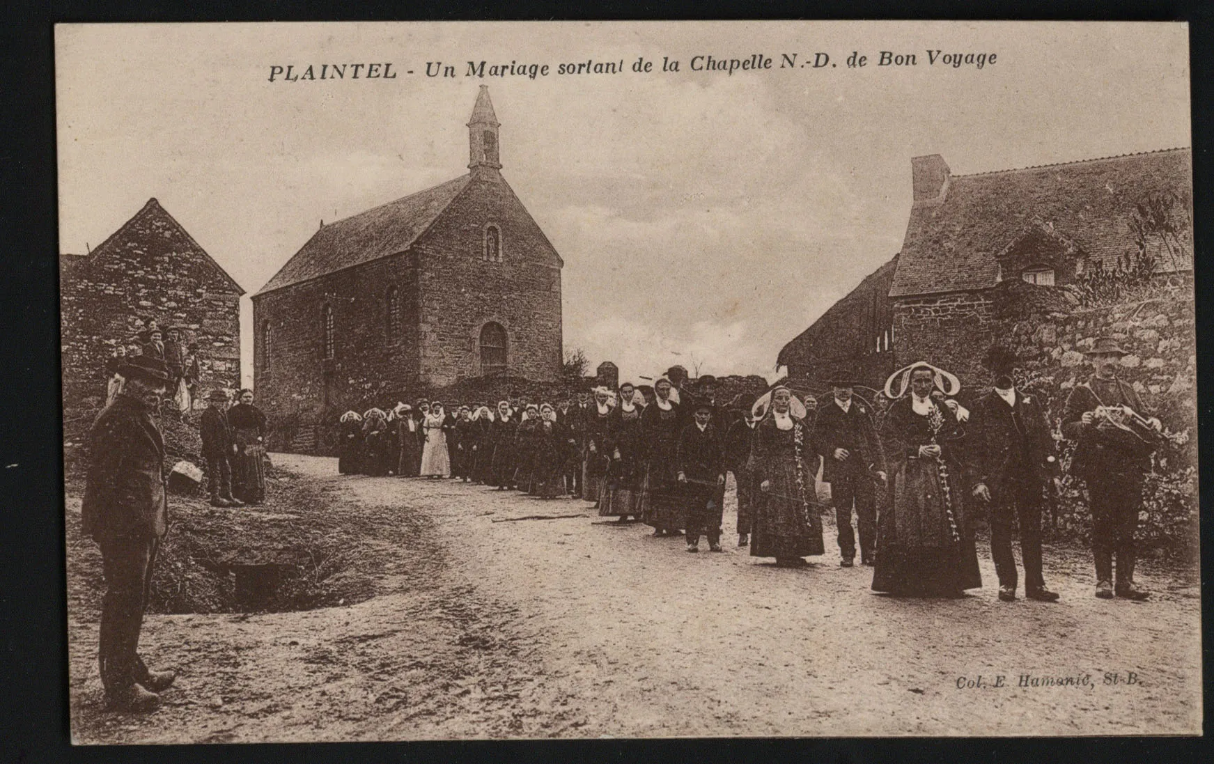 Photo showing: Un mariage sortant de la Chapelle N.D. de Bon Voyage.