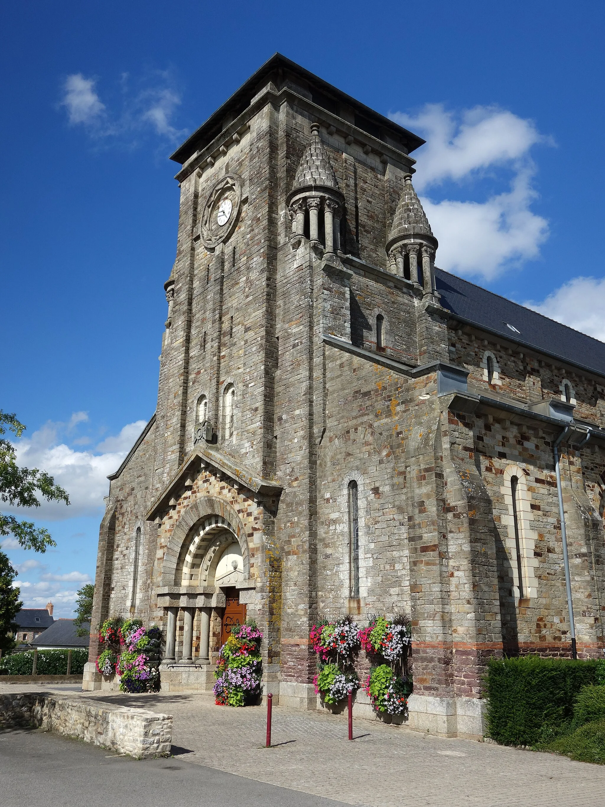 Photo showing: Vue du portail et du clocher