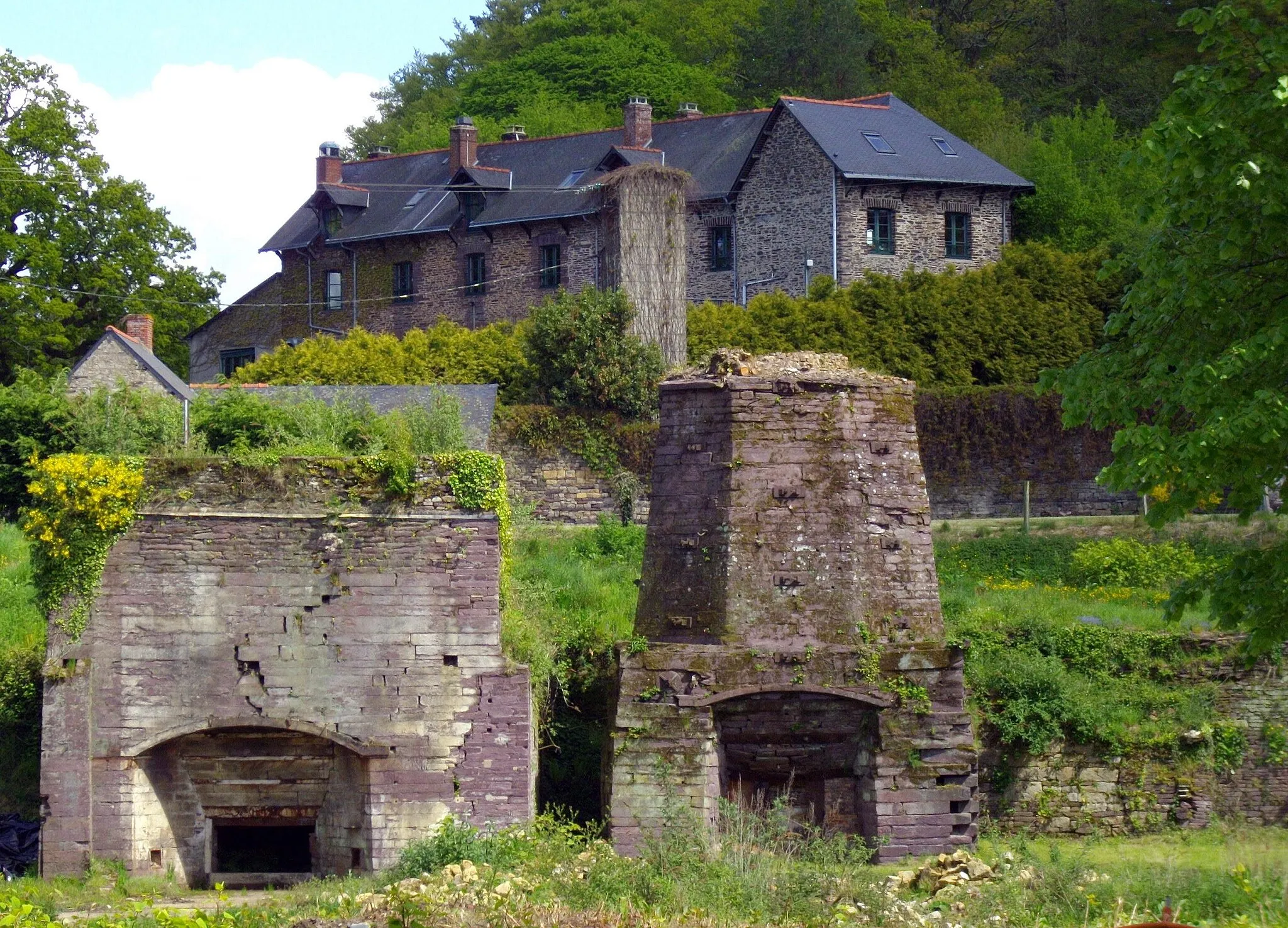 Photo showing: Les hauts fourneaux (en arrière: ancienne cantine des ouvriers devenue un restaurant)