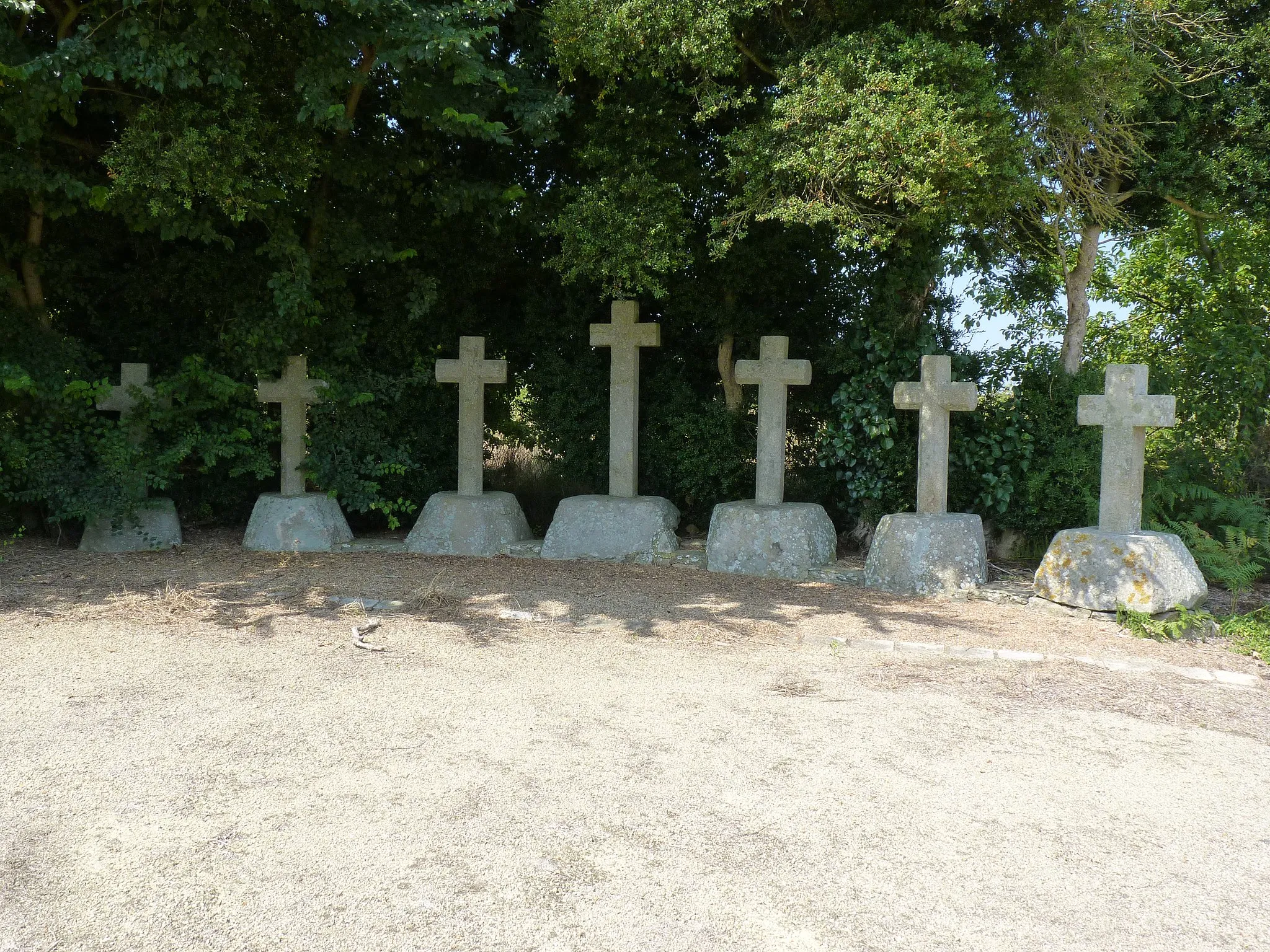 Photo showing: Sept croix situées sur un tertre aujourd'hui proche de la voie expresse Saint-Brieuc-Dinan.