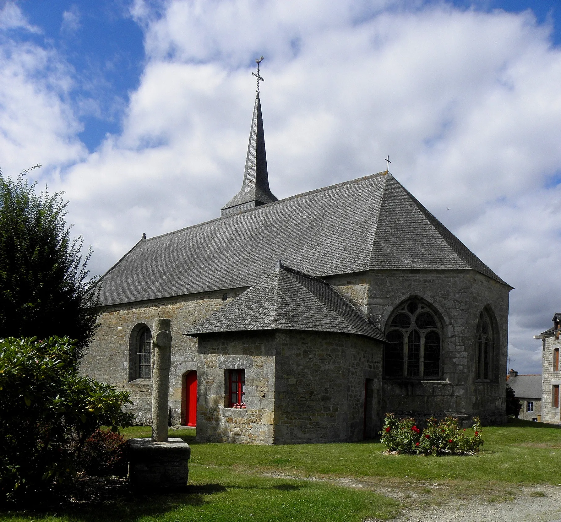 Photo showing: Chapelle Saint-Lubin de Plémet (22). Chevet et flanc sud.