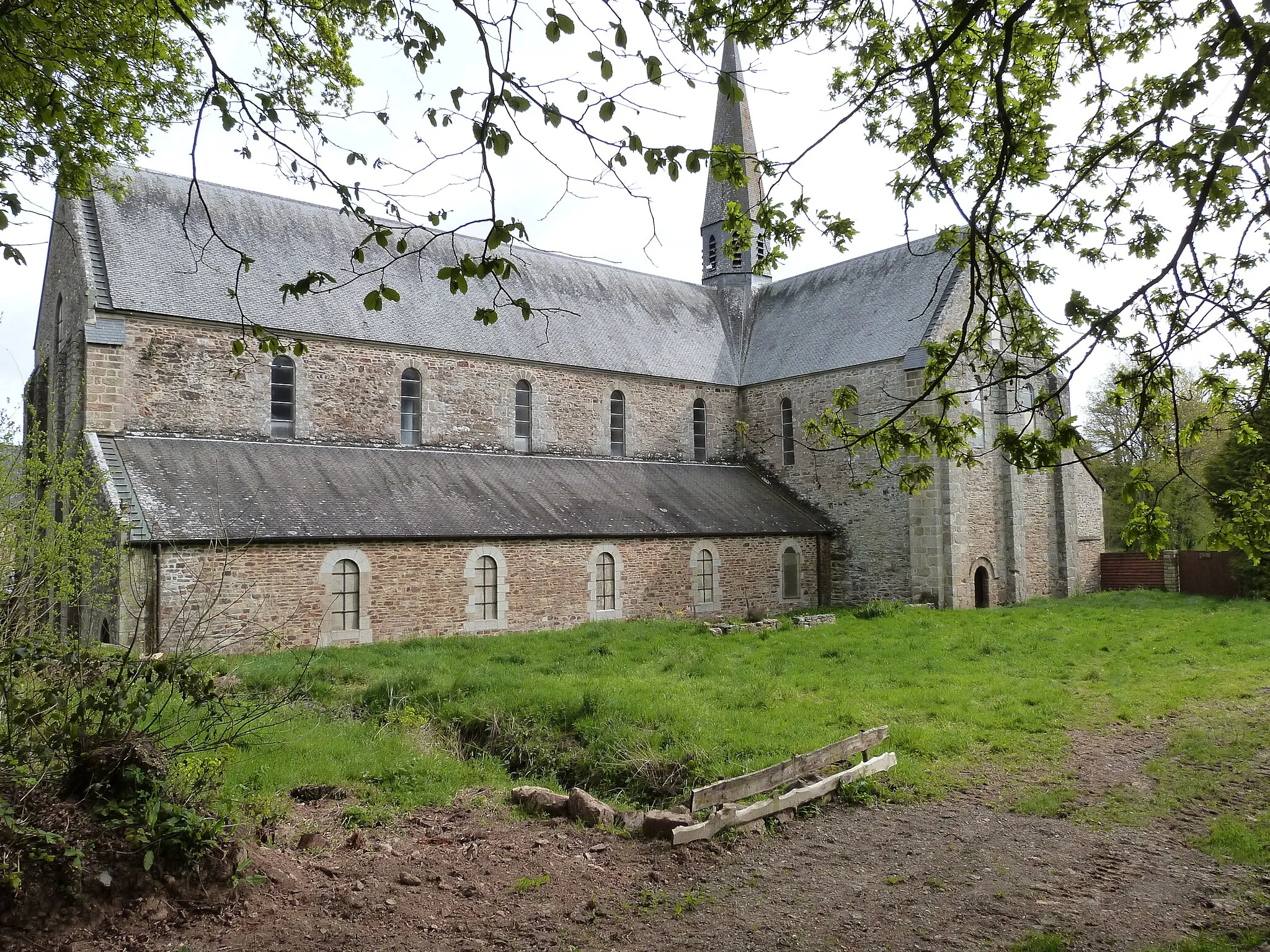 Photo showing: Façade sud de l'église abbatiale