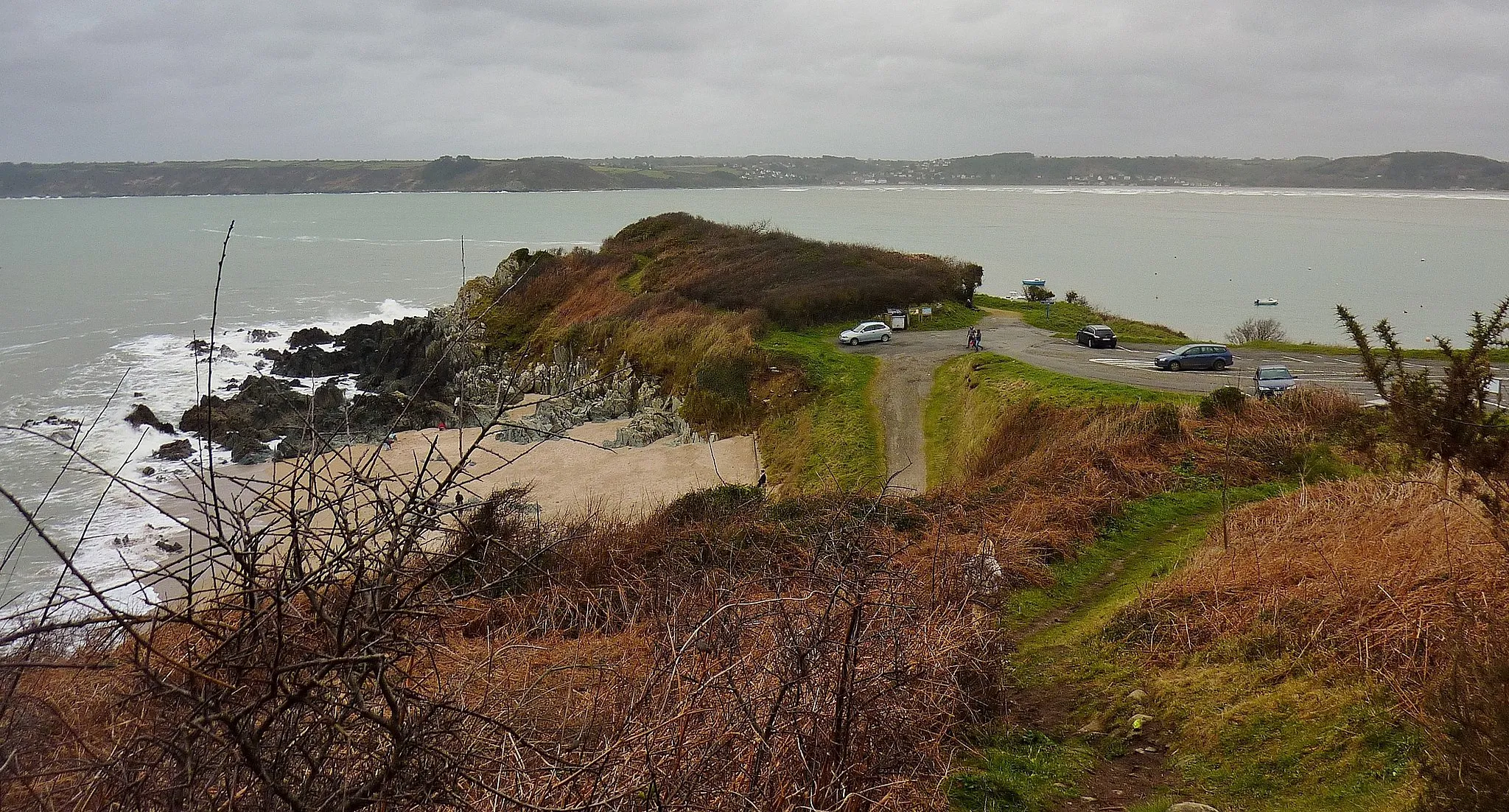 Photo showing: Plestin-les-Grèves : la pointe de Beg Douar et son port