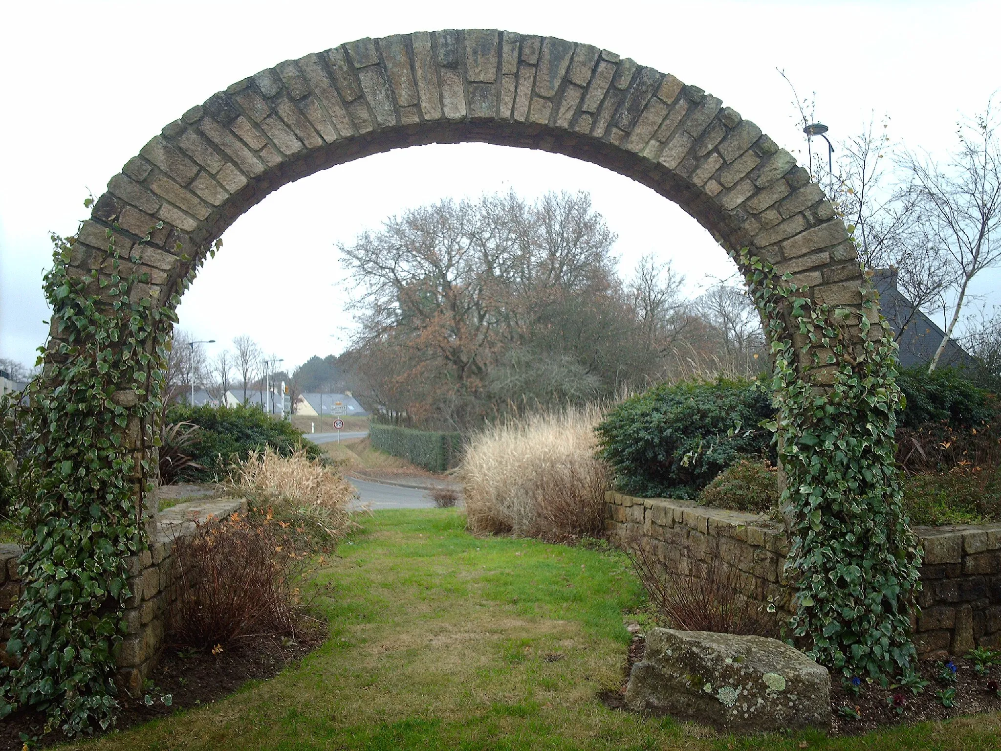 Photo showing: Arche en pierre à l'entrée de ploeren(56)