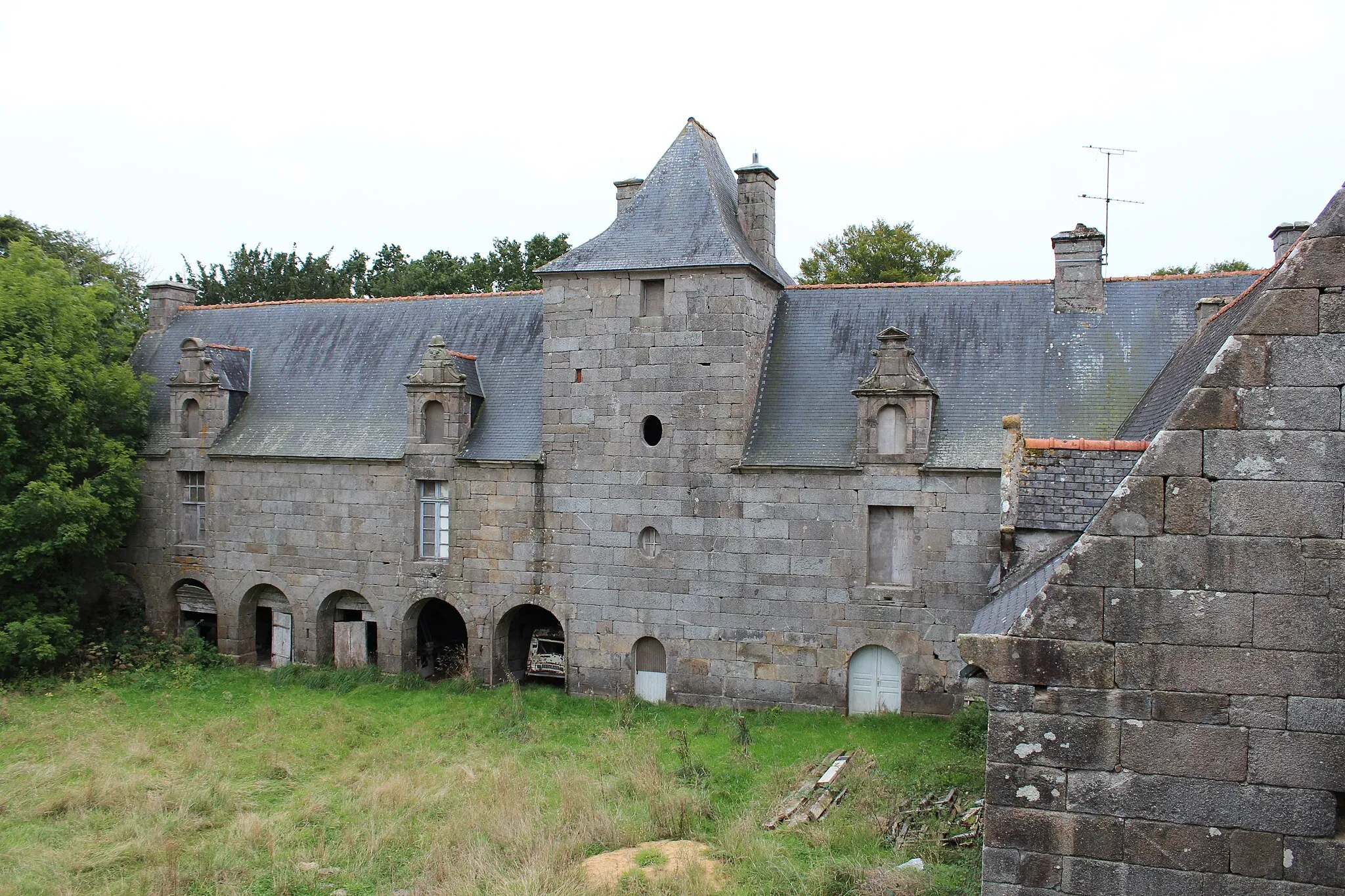 Photo showing: This building is indexed in the base Mérimée, a database of architectural heritage maintained by the French Ministry of Culture, under the reference PA00089456 .