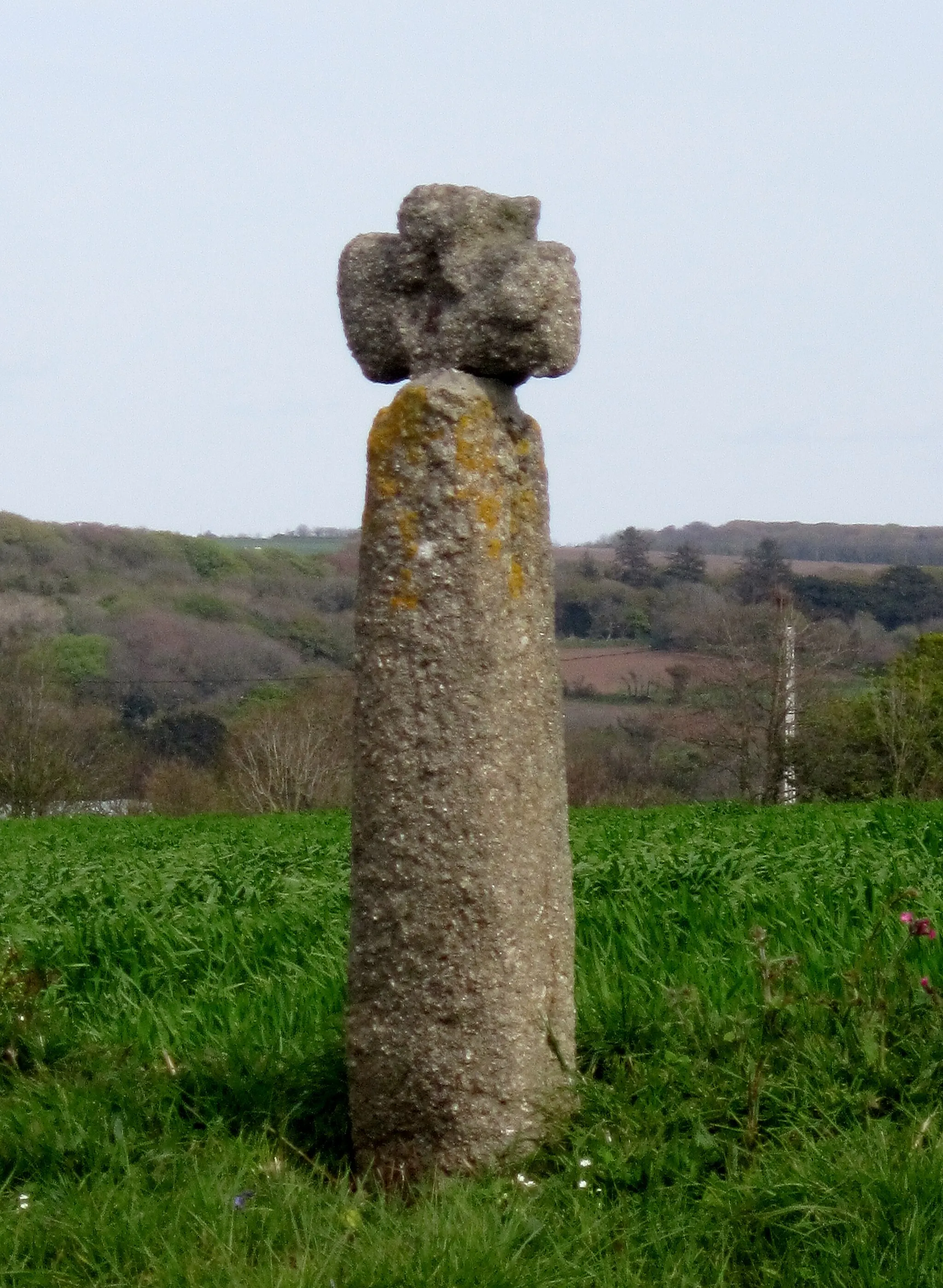 Photo showing: Croix en granite située le long de la route départementale 28 près de Graéoc.