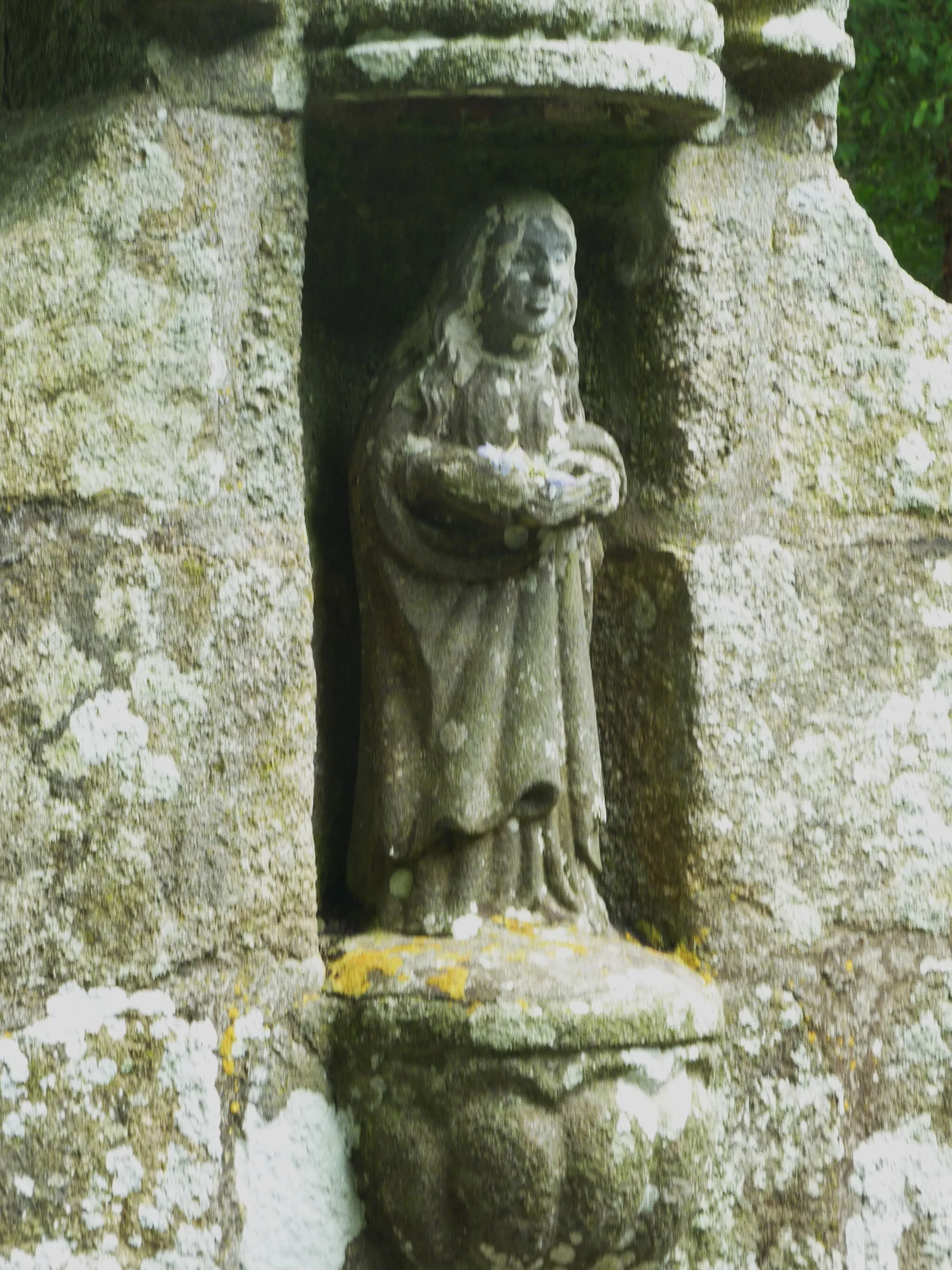Photo showing: Ploudaniel : statue de la fontaine près de la chapelle Sainte-Pétronille